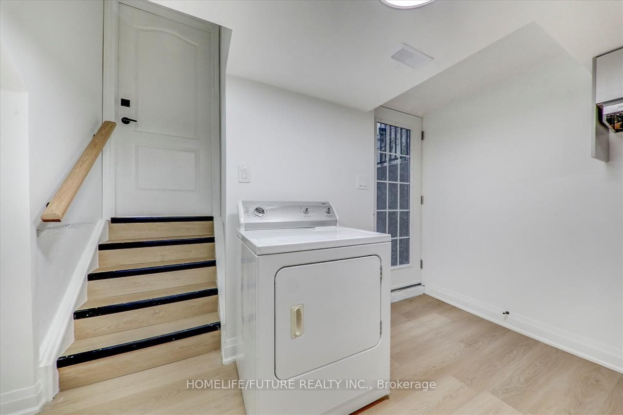 6963 Hickling Crescent photo 33