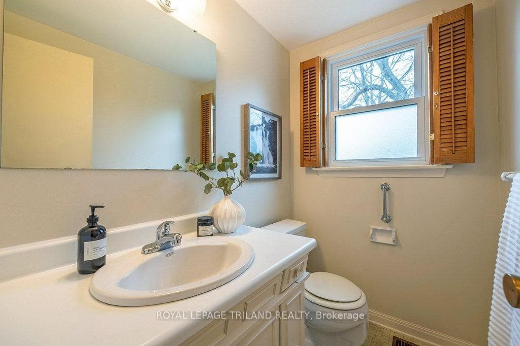 1111 Viscount Road photo 9