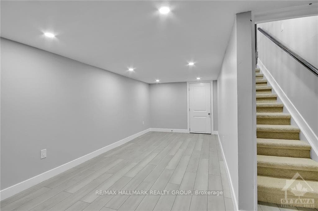 7264 ROGER STEVENS Drive photo 20