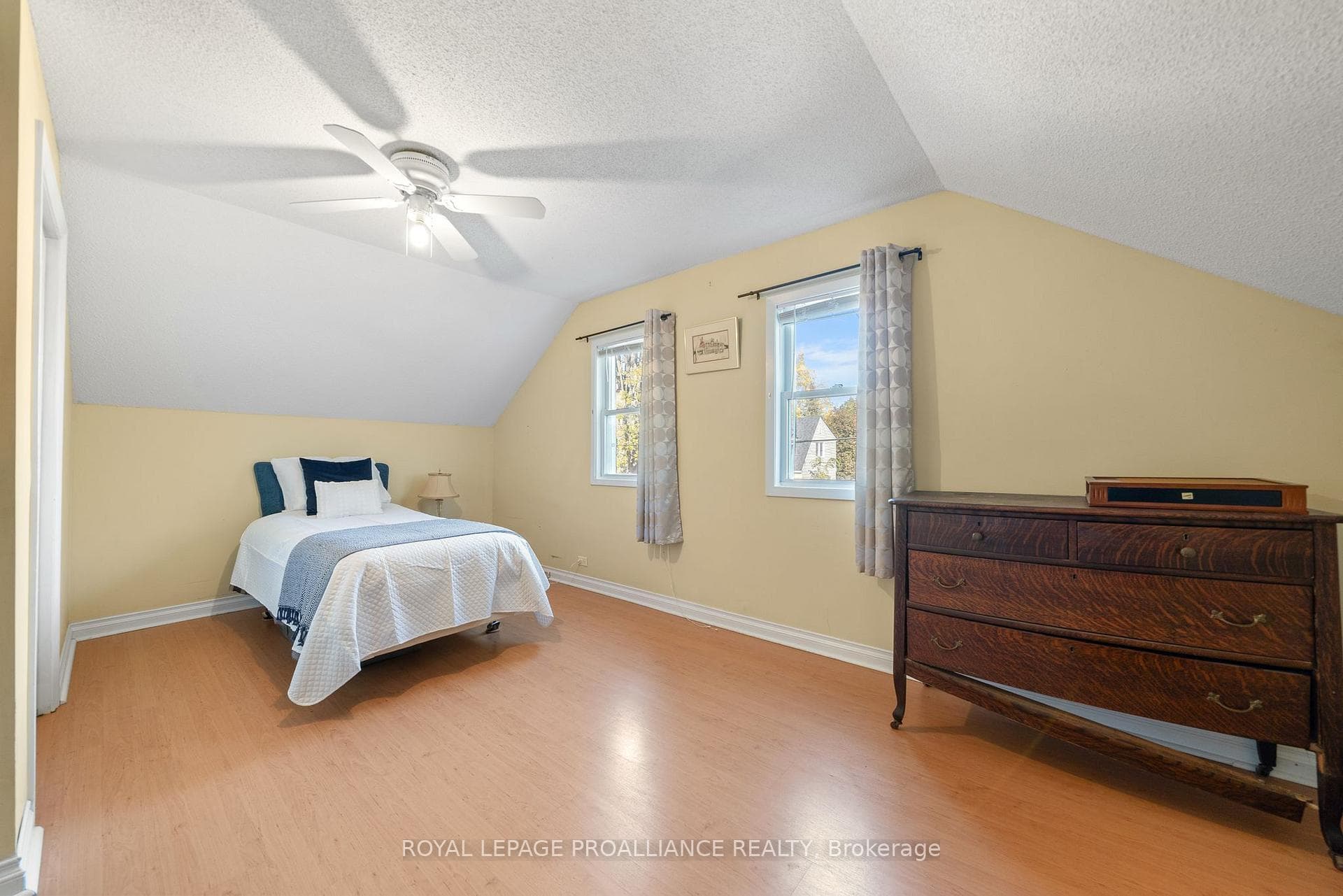 246 Foster Avenue photo 32