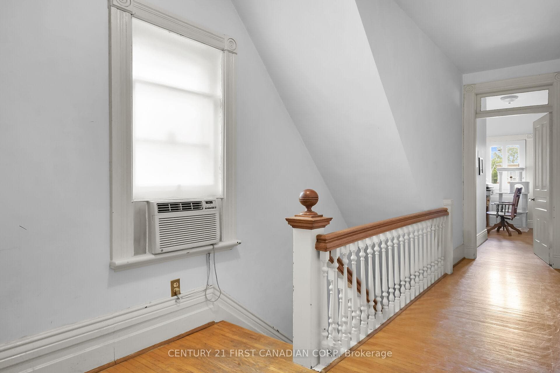 355 Dufferin Avenue photo 13