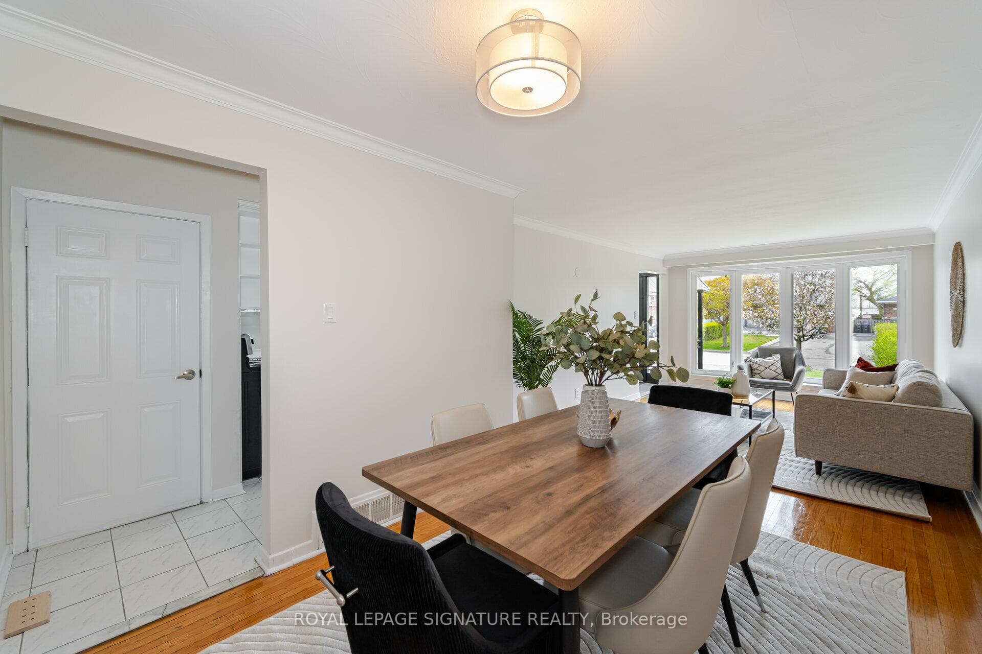 1586 Coram Crescent photo 12