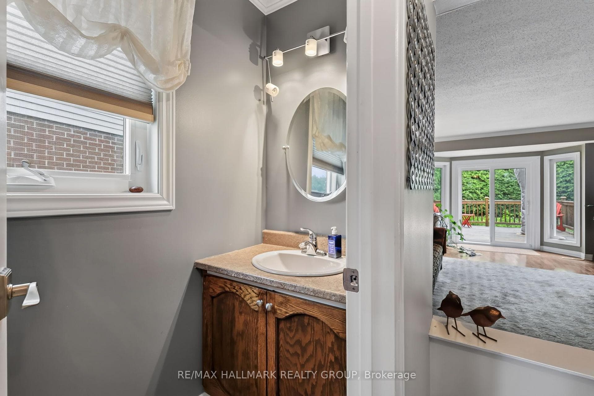 CONVENIENT MAIN LEVEL POWDER RM