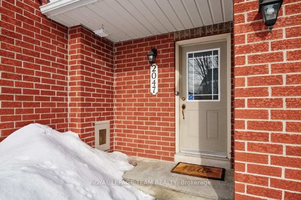 2047 Dunollie Crescent photo 4