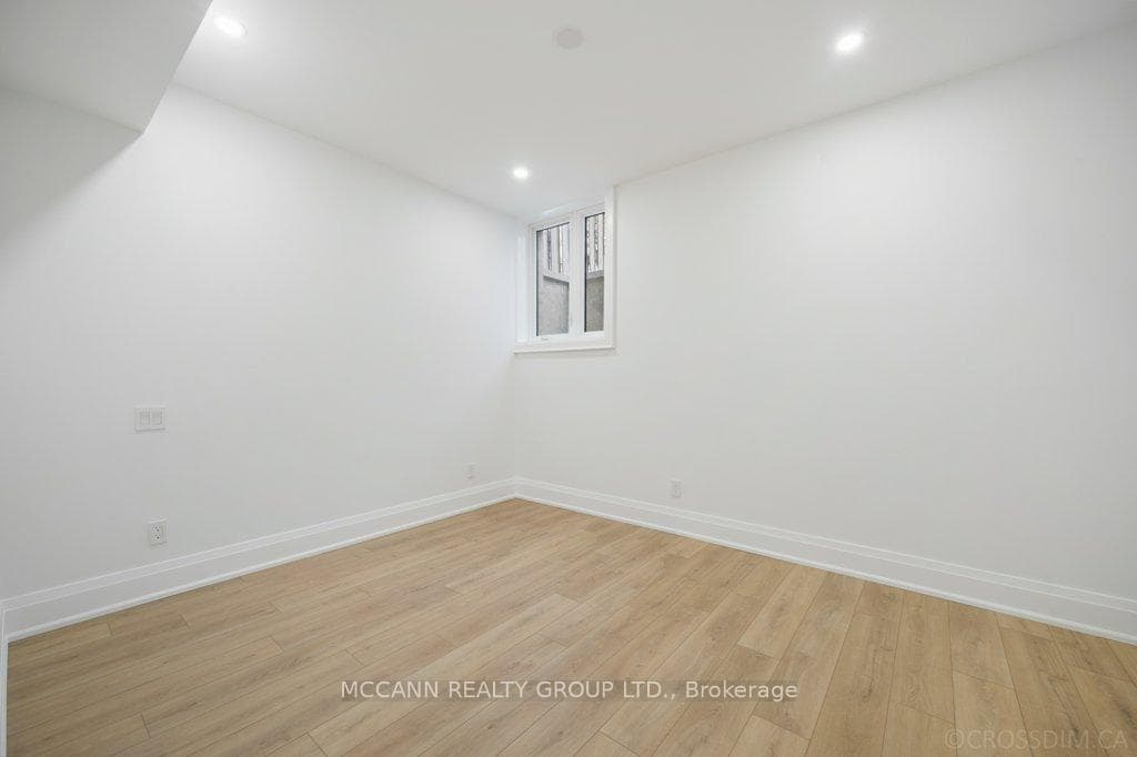 72 Woburn Avenue photo 38