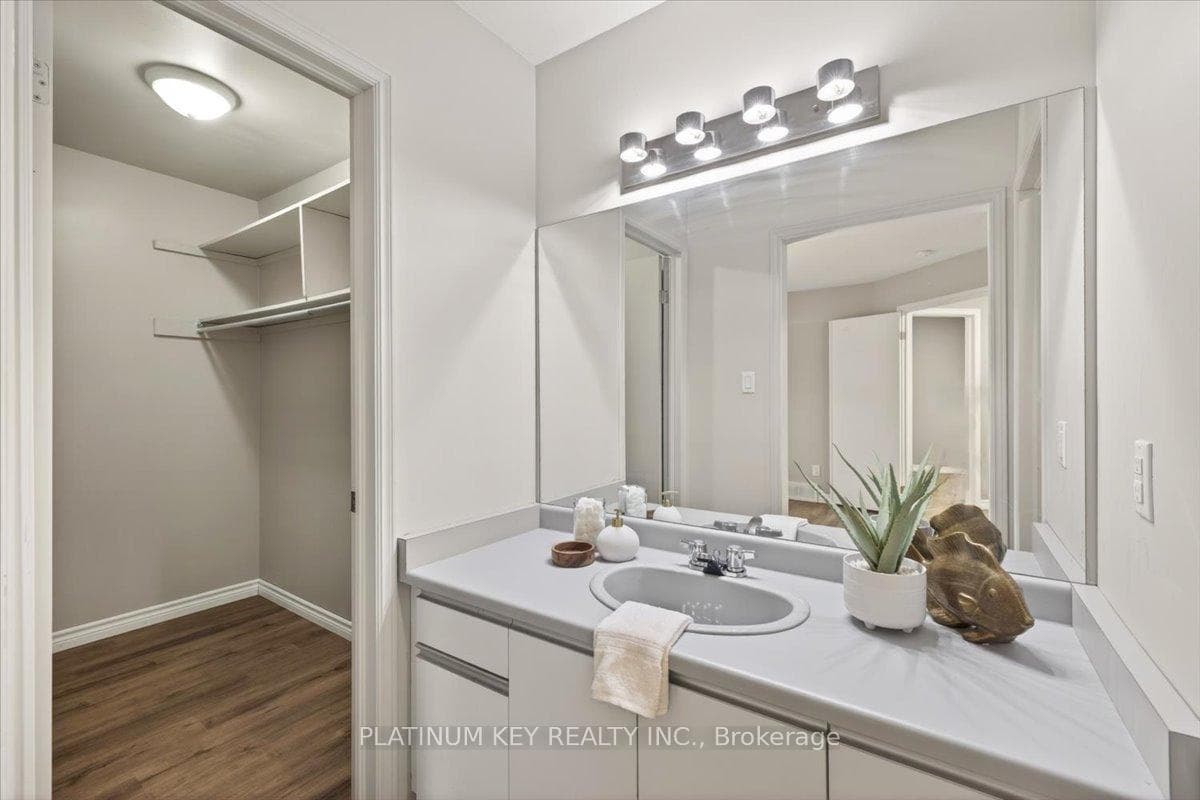 576 Helen Street photo 13