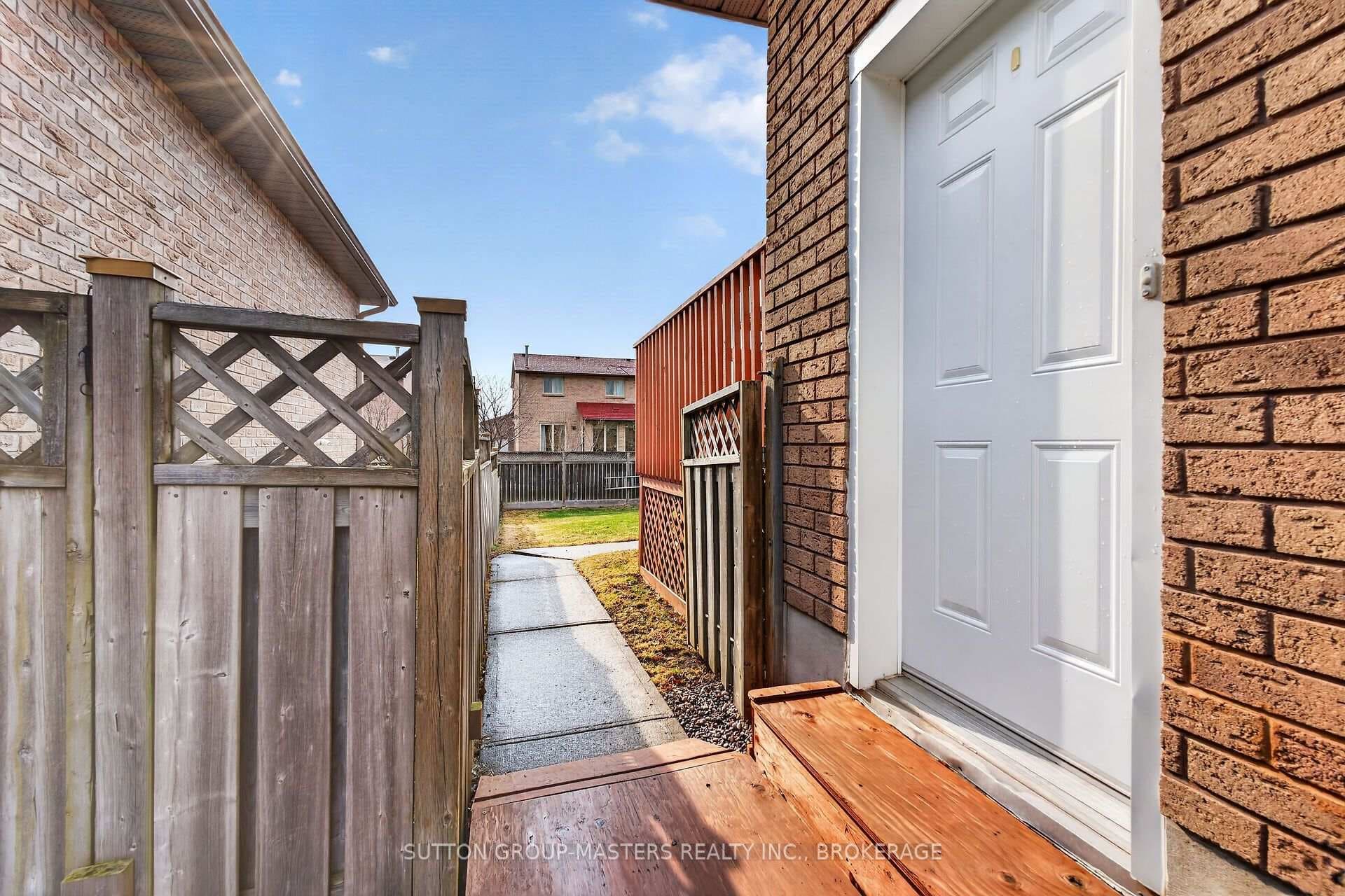 1080 Palmerston Crescent photo 33