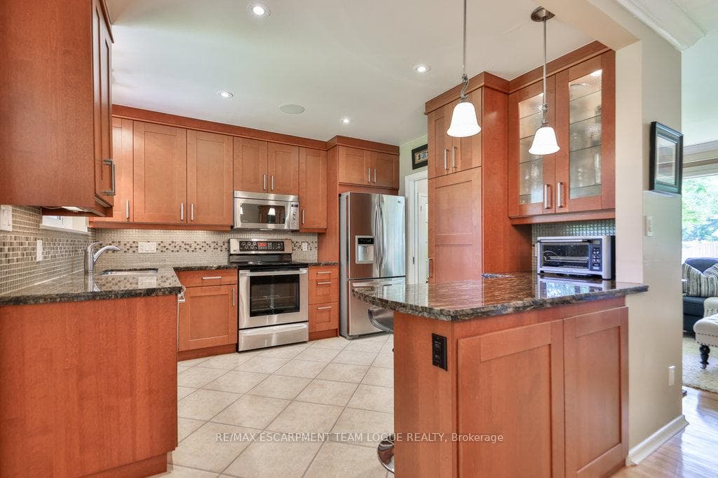 1304 Elgin Crescent photo 10