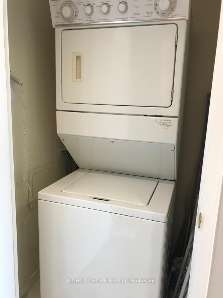 887 Bay Street Unit 1009 photo 19