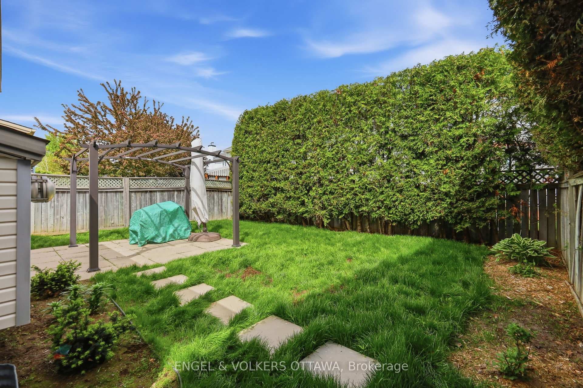 1033 Como Crescent photo 29
