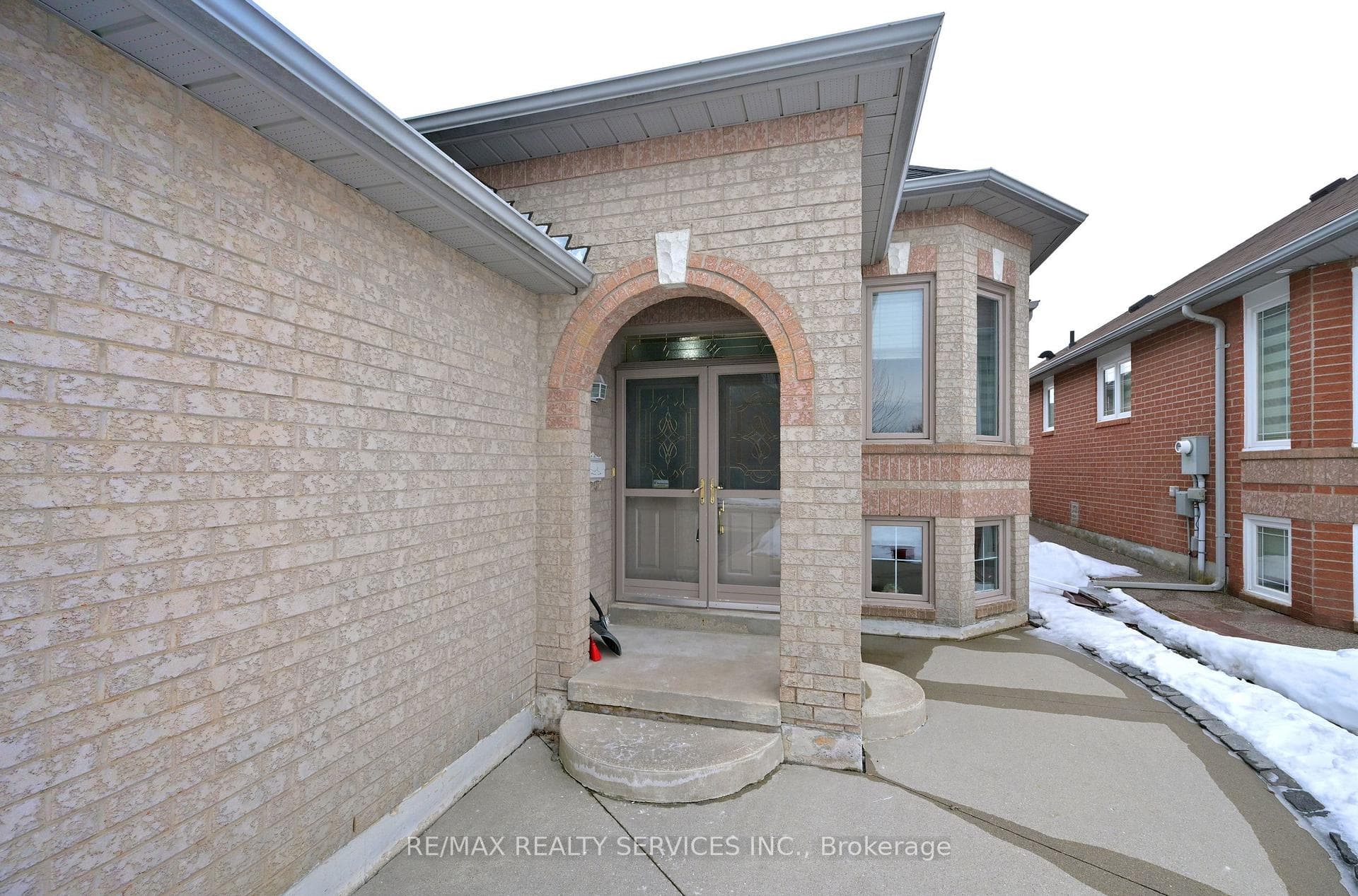83 Summerfield Crescent photo 3
