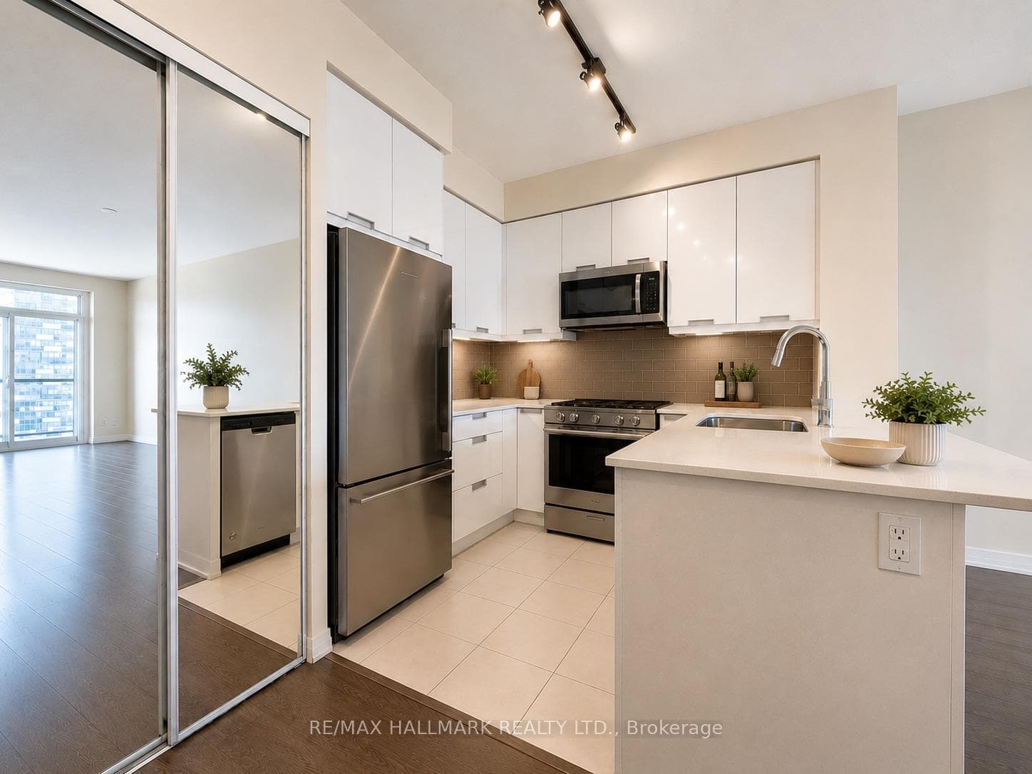 35 Watergarden Drive Unit 1711 photo 2