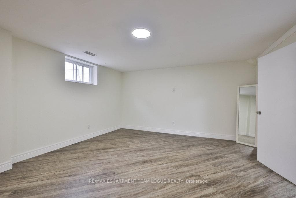 377 Osborne Street photo 31