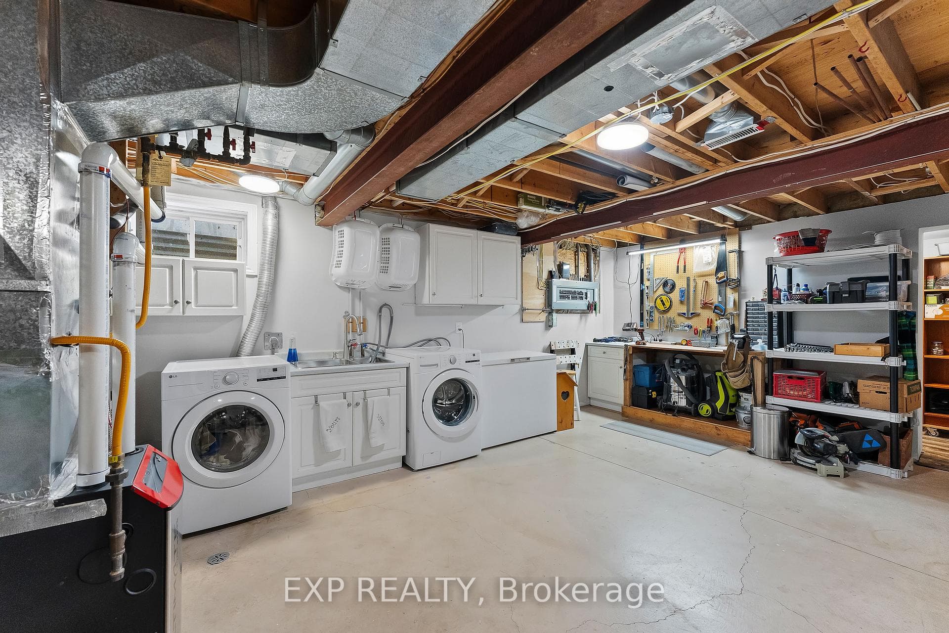 8116 Woodsview Crescent photo 35