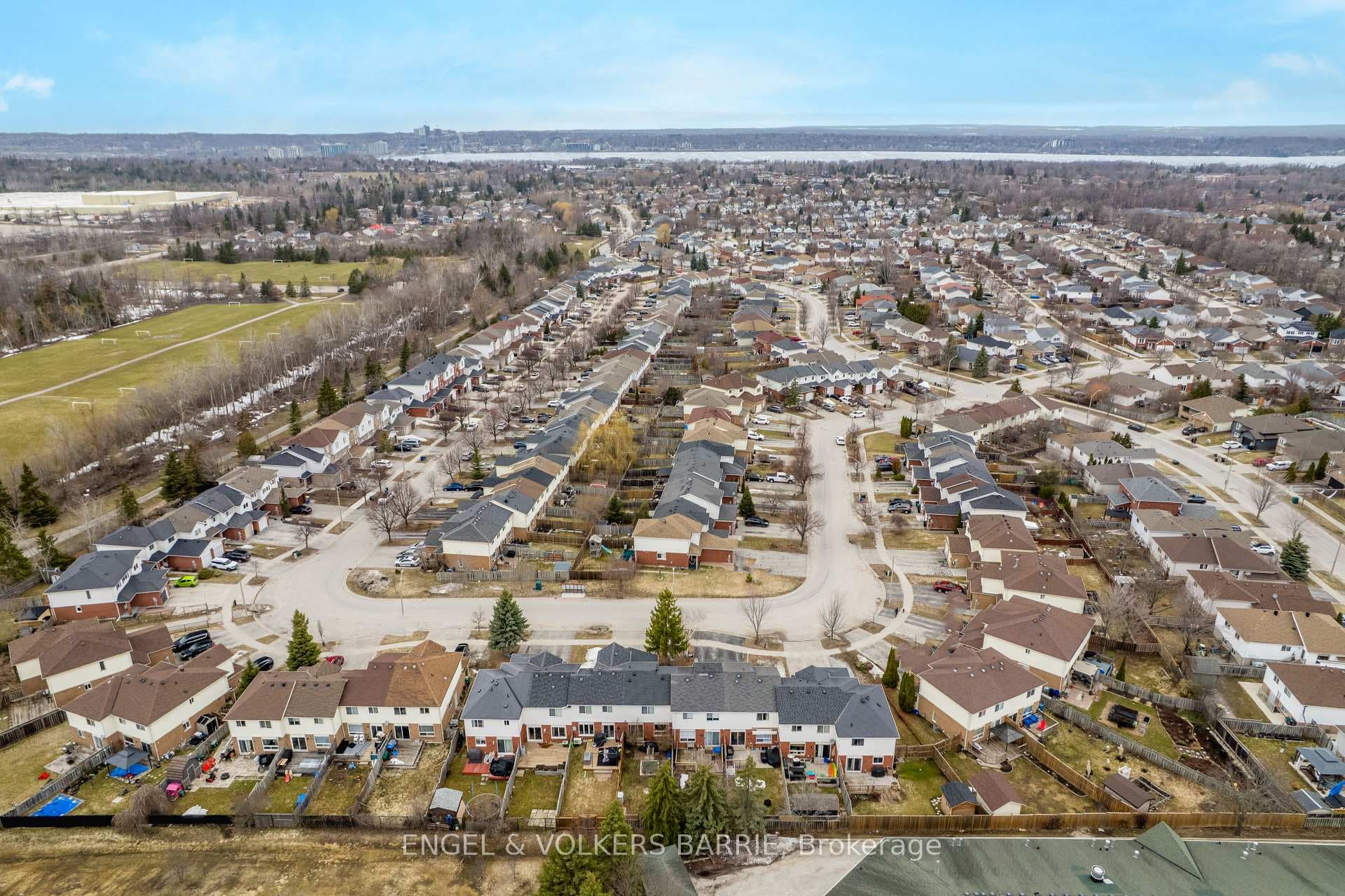154 PICKETT Crescent photo 48