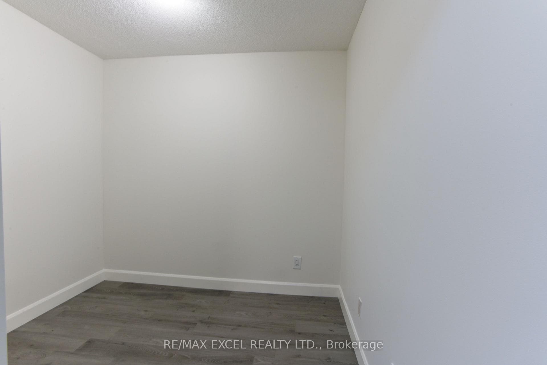350 Red Maple Road Unit 907 photo 11