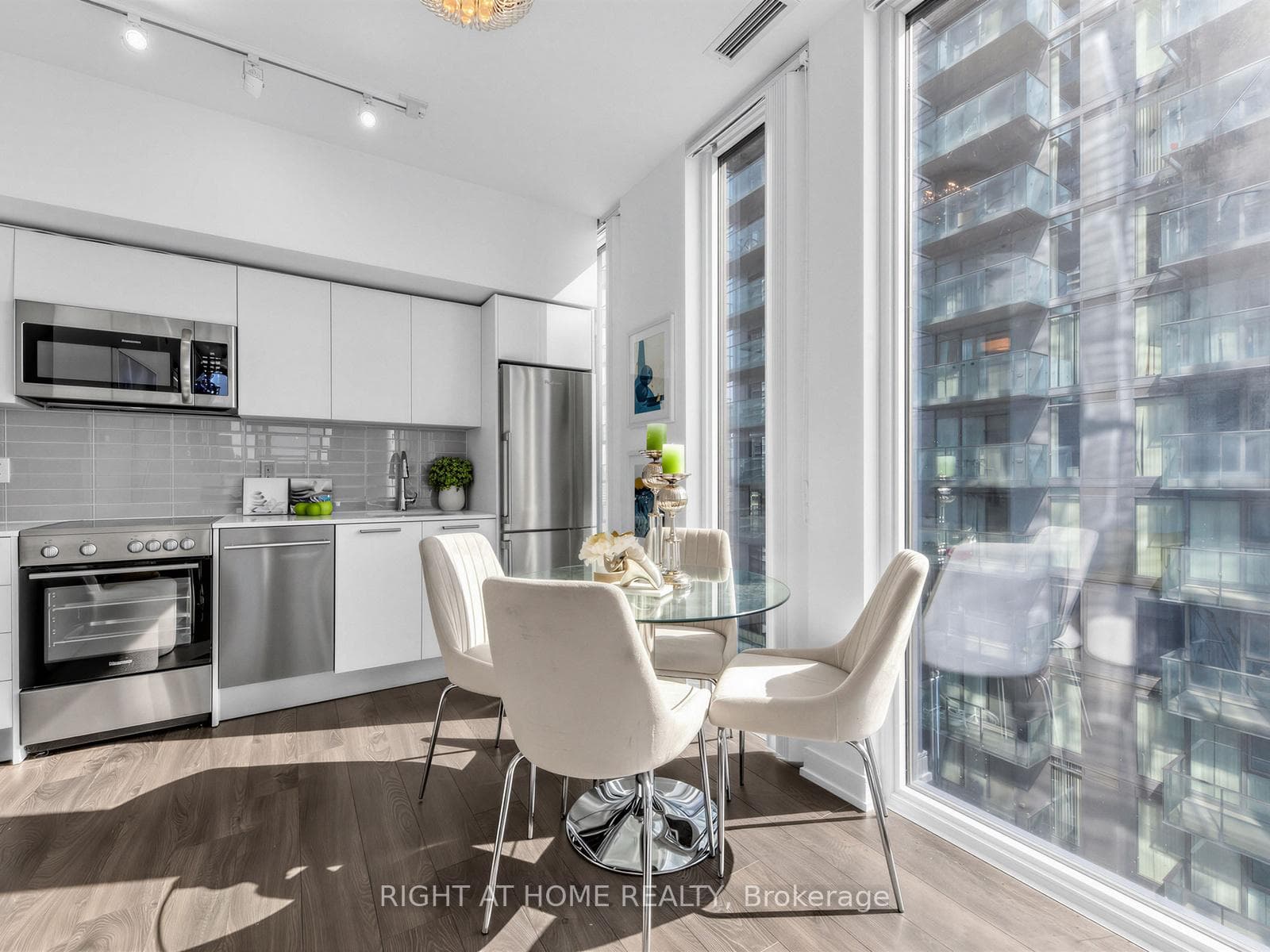 28 Wellesley Street Unit 2504 photo 1