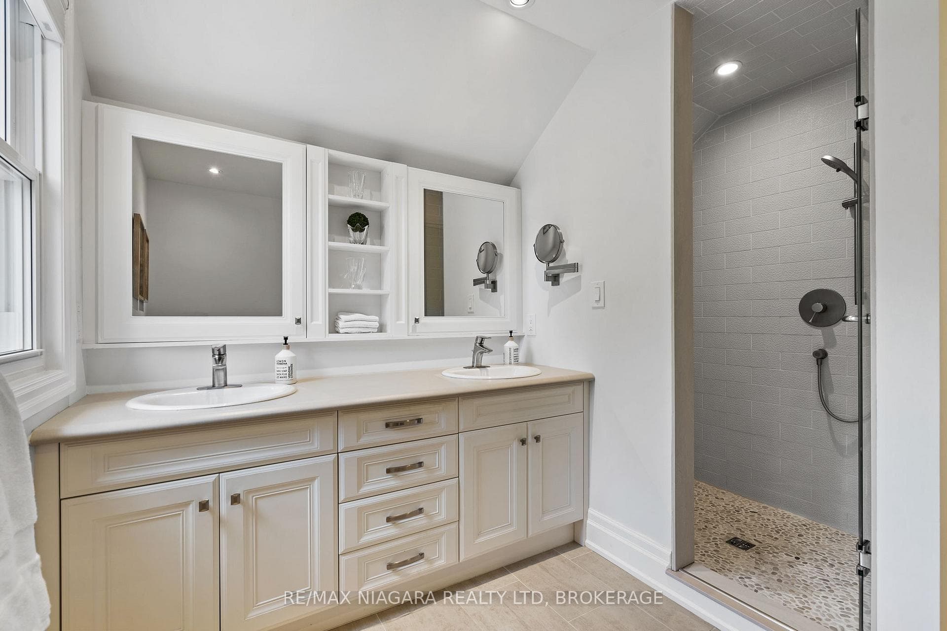 6 Simcoe Street photo 19