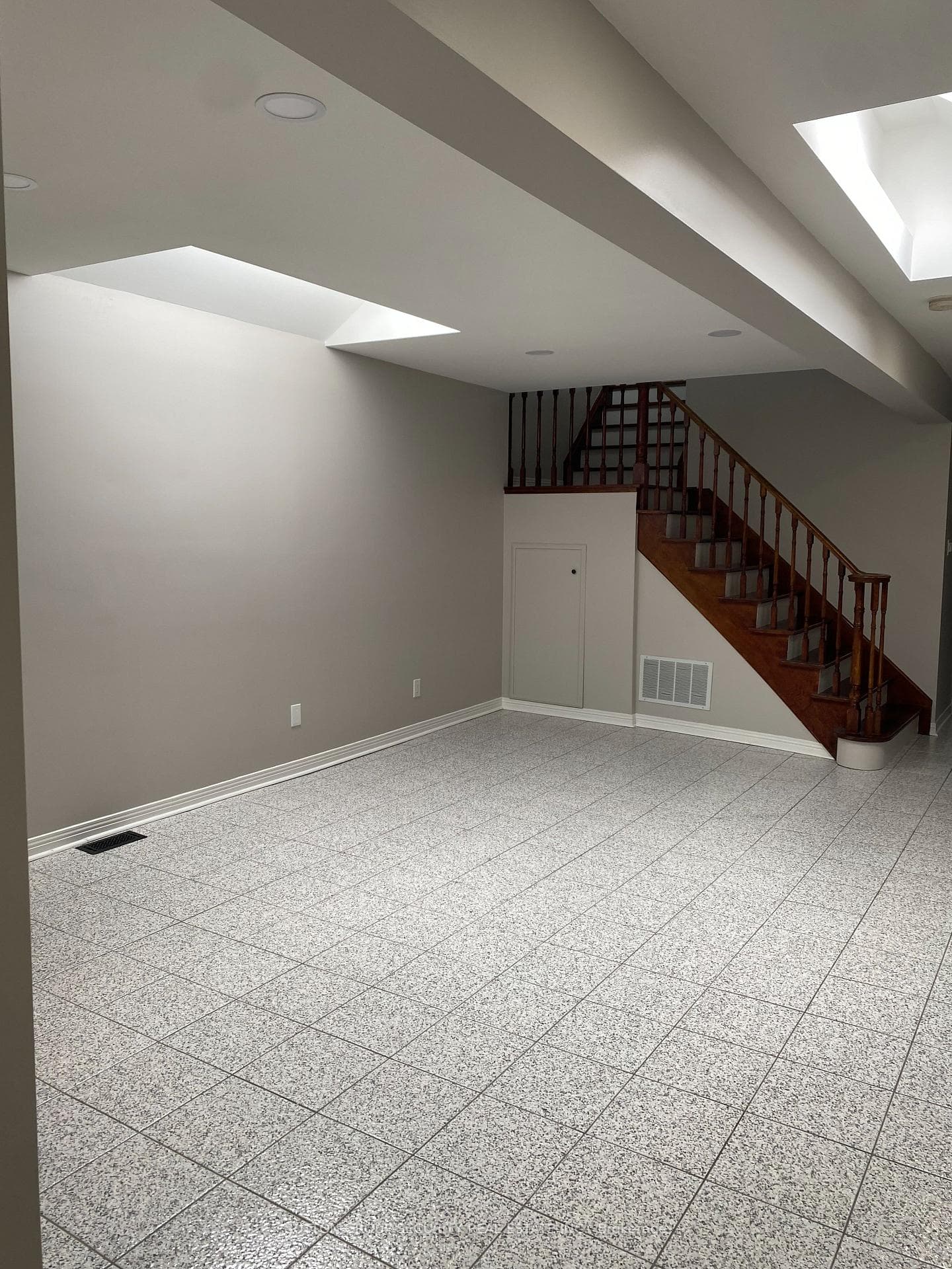 482 Westmount Avenue photo 6