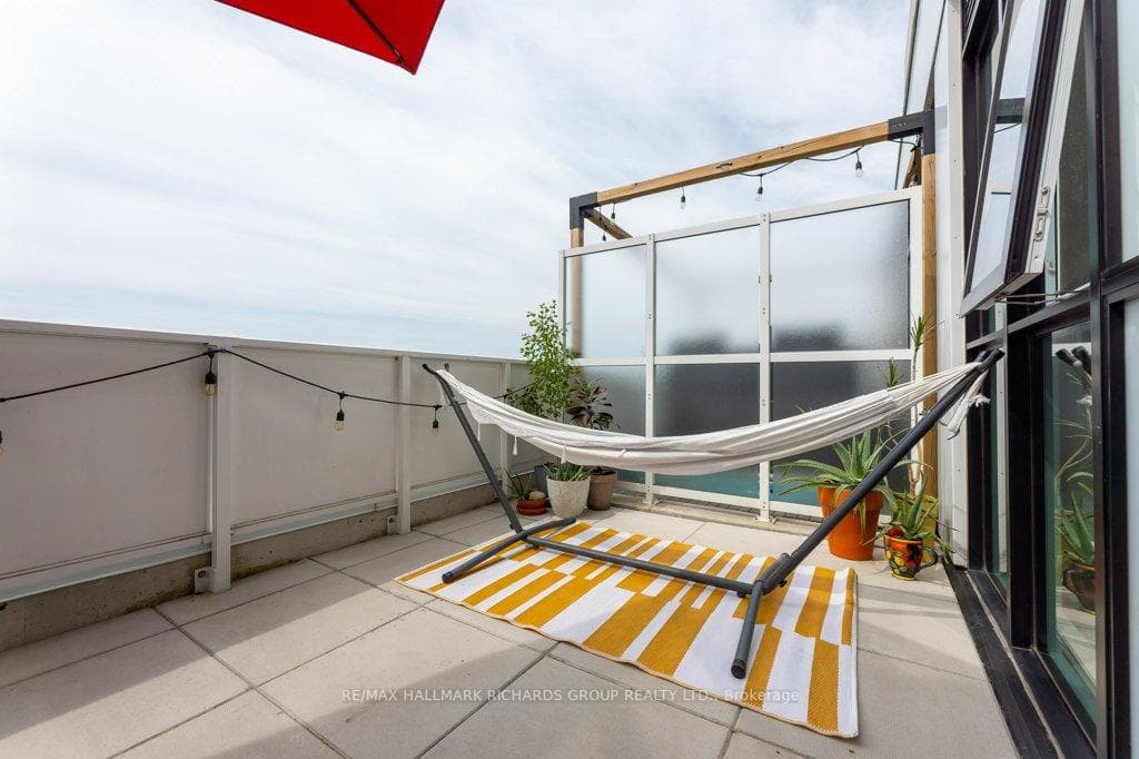 2301 Danforth Avenue Unit 807 photo 17