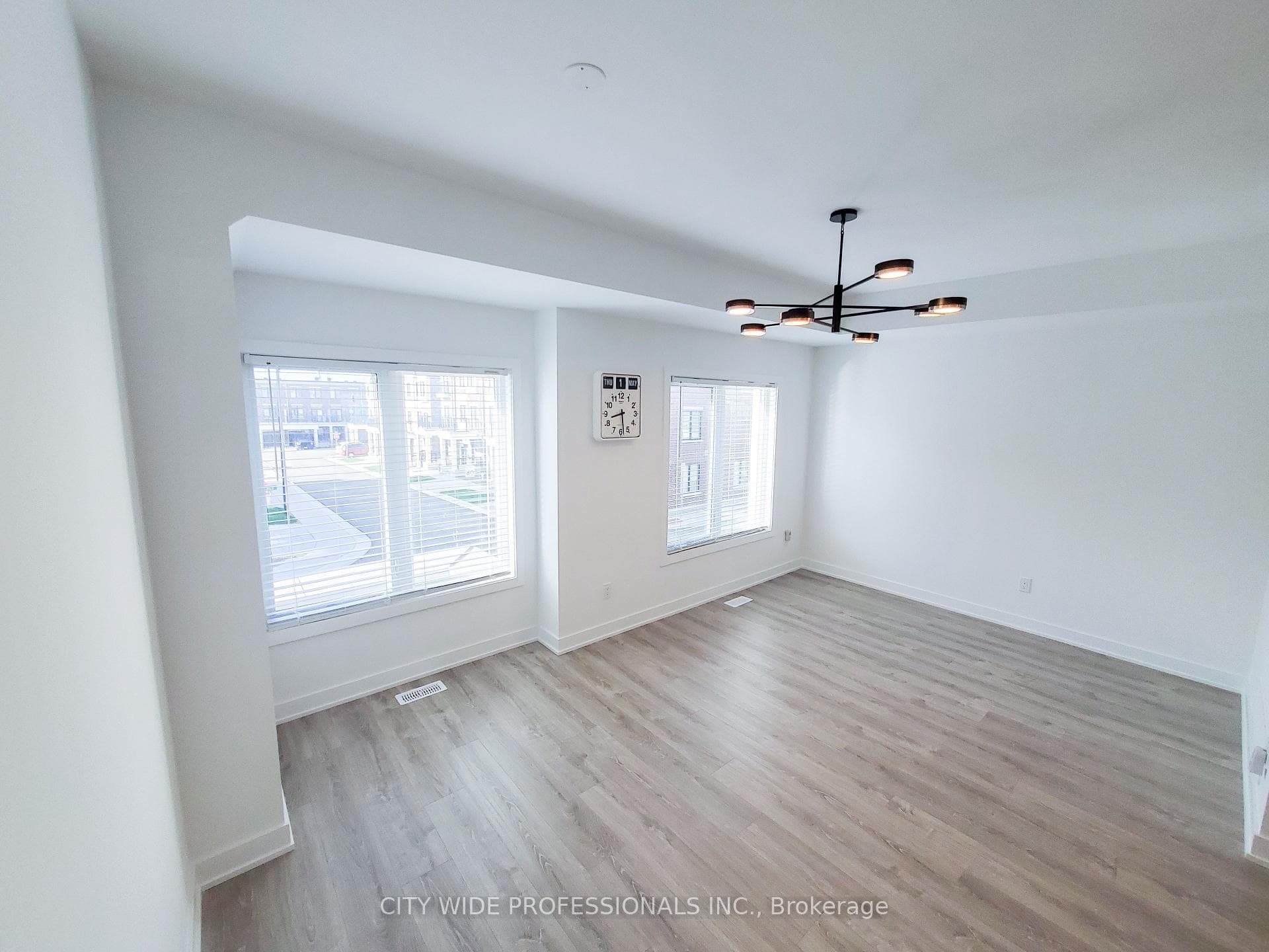 106 Covington Crescent photo 22