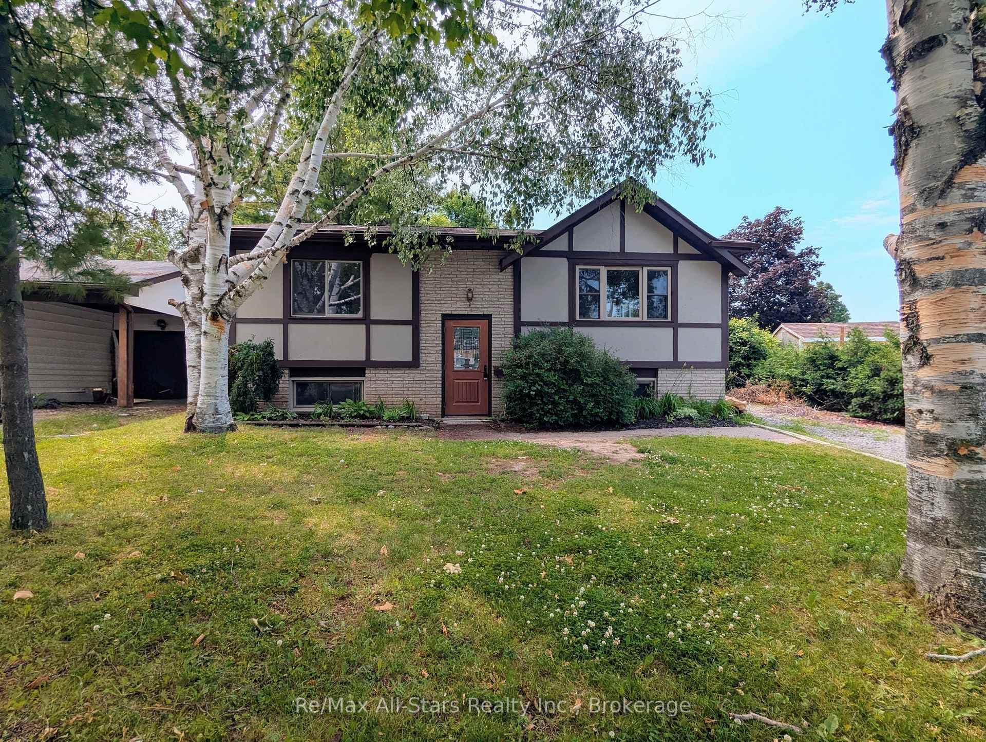 1886 Croftdale Crescent photo 3