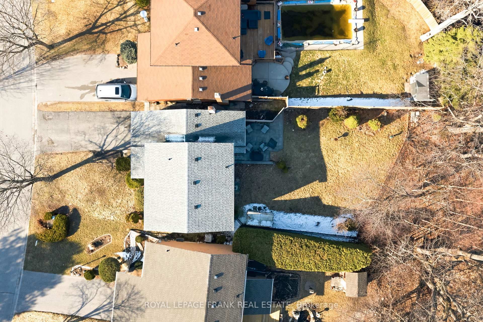 565 Charrington Avenue photo 44