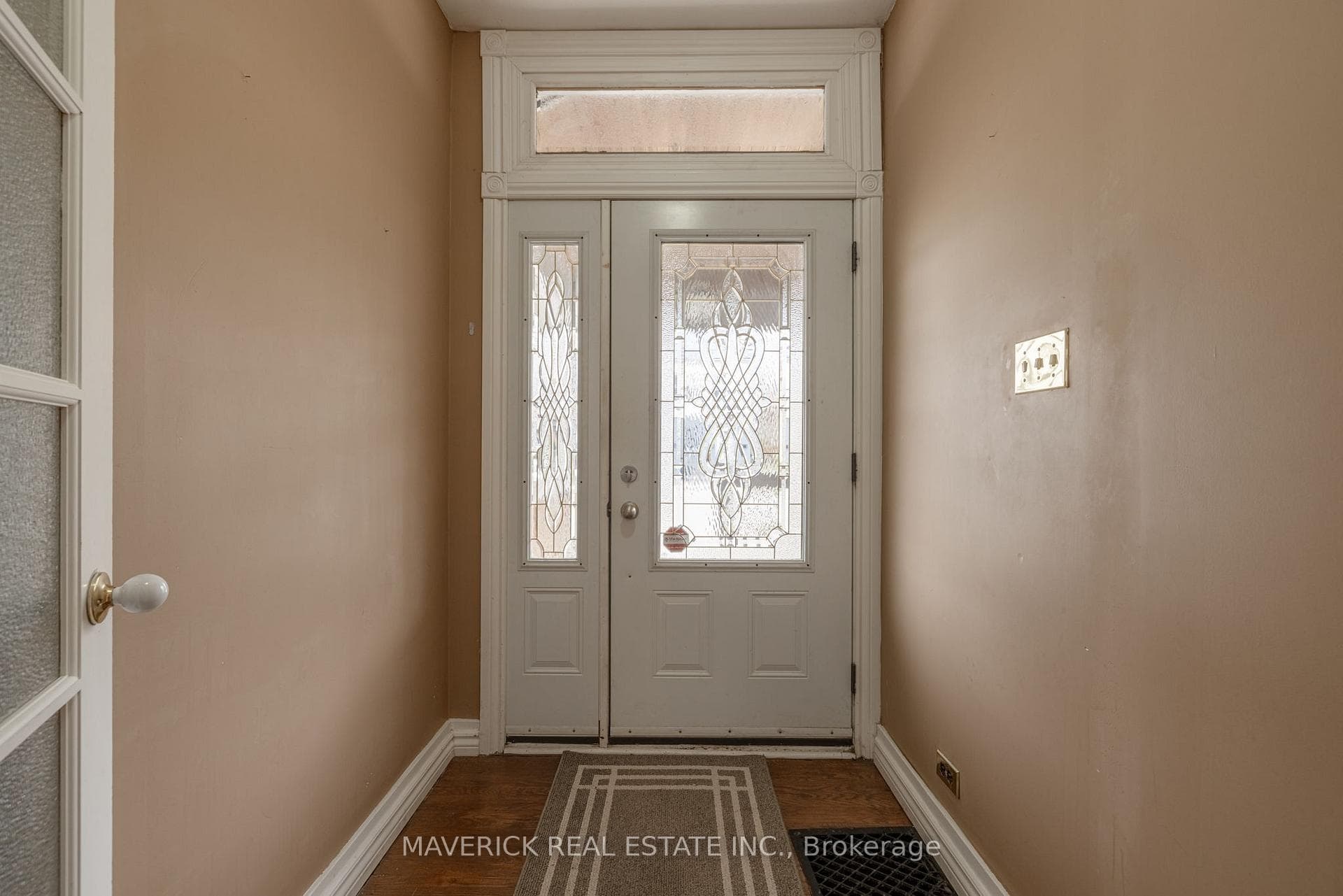 633 Elias Street photo 3