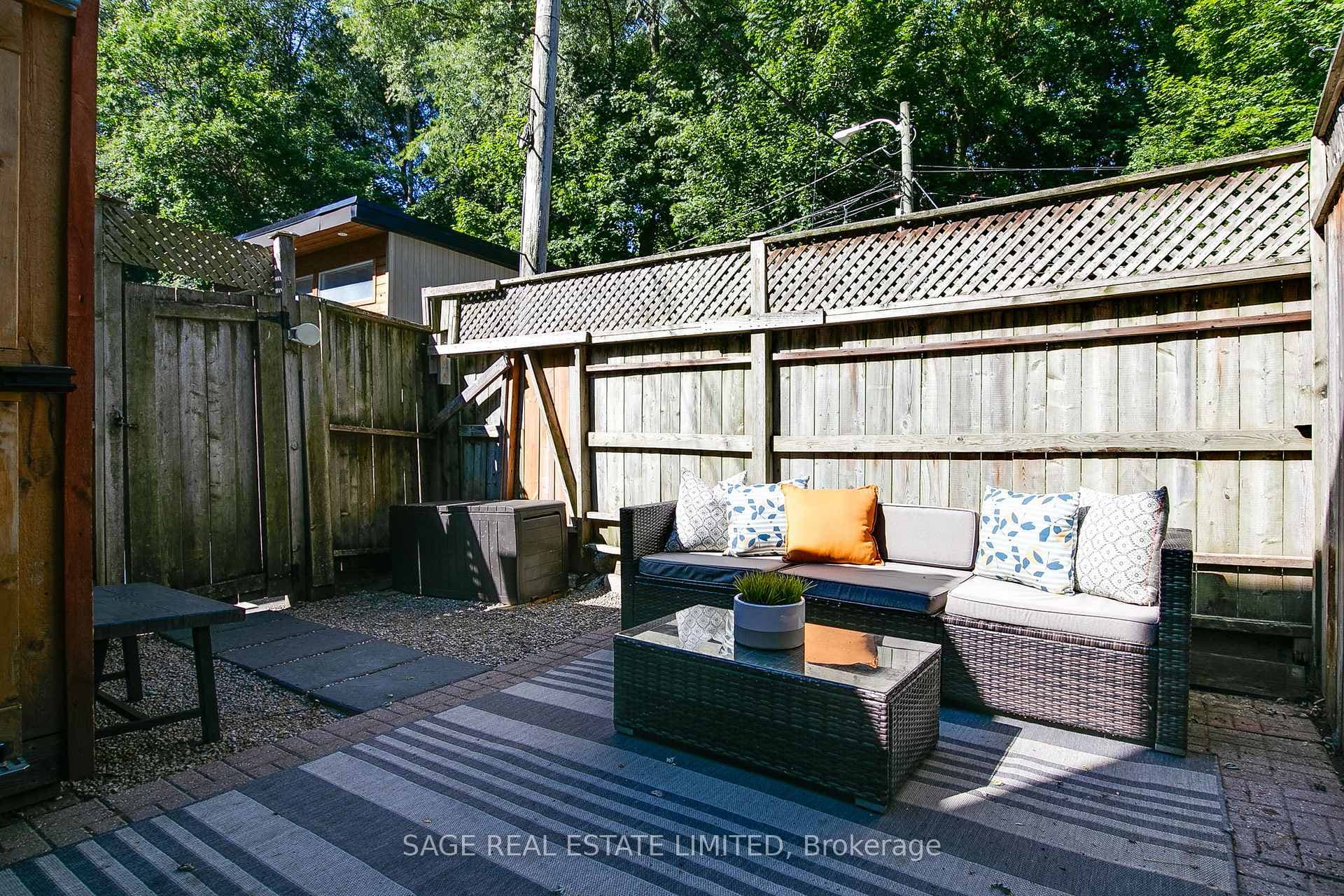 278 Hastings Avenue photo 41