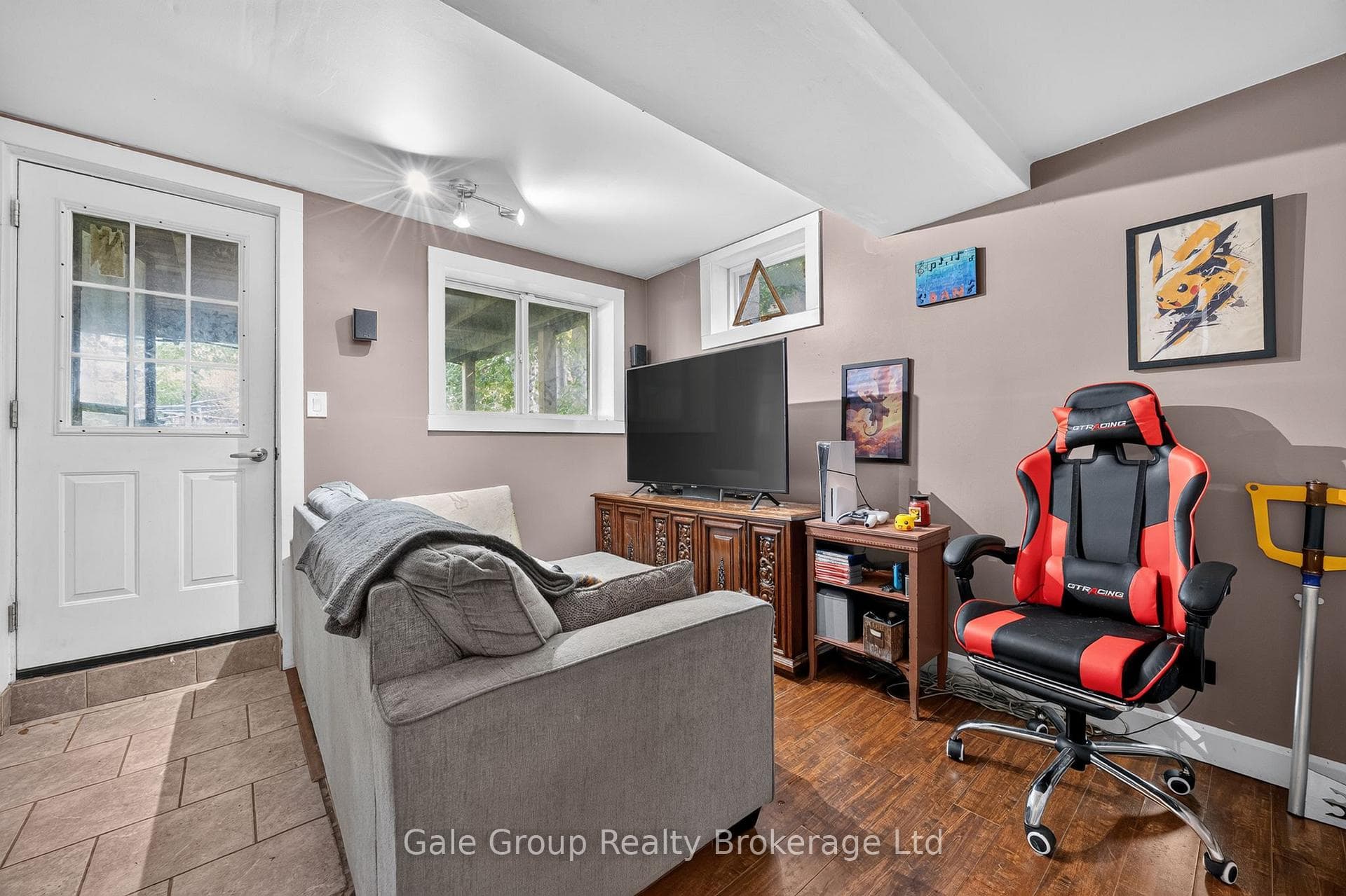 813 Dufferin Street photo 11
