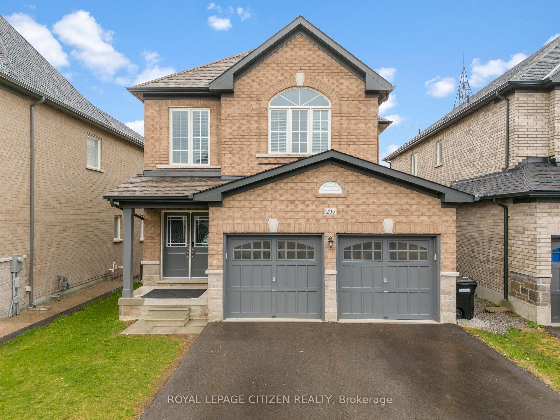 295 Chelsea Crescent photo 1