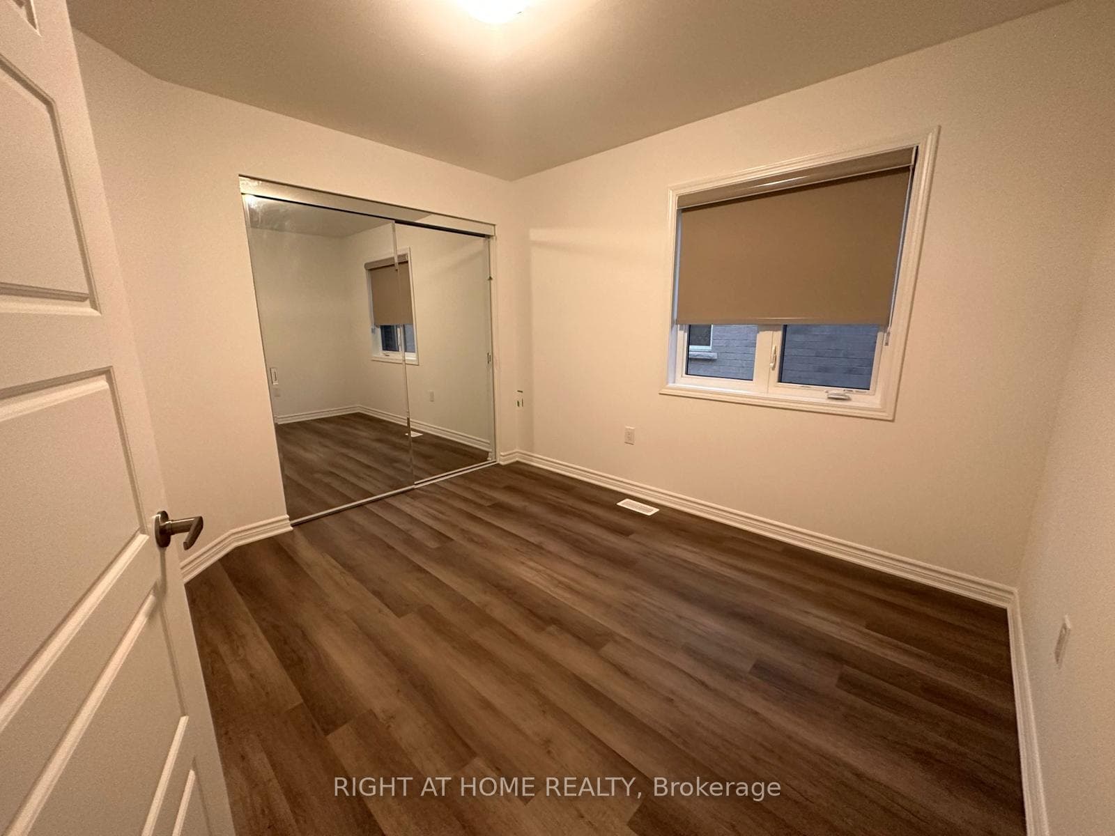 1568 Moira Crescent photo 17