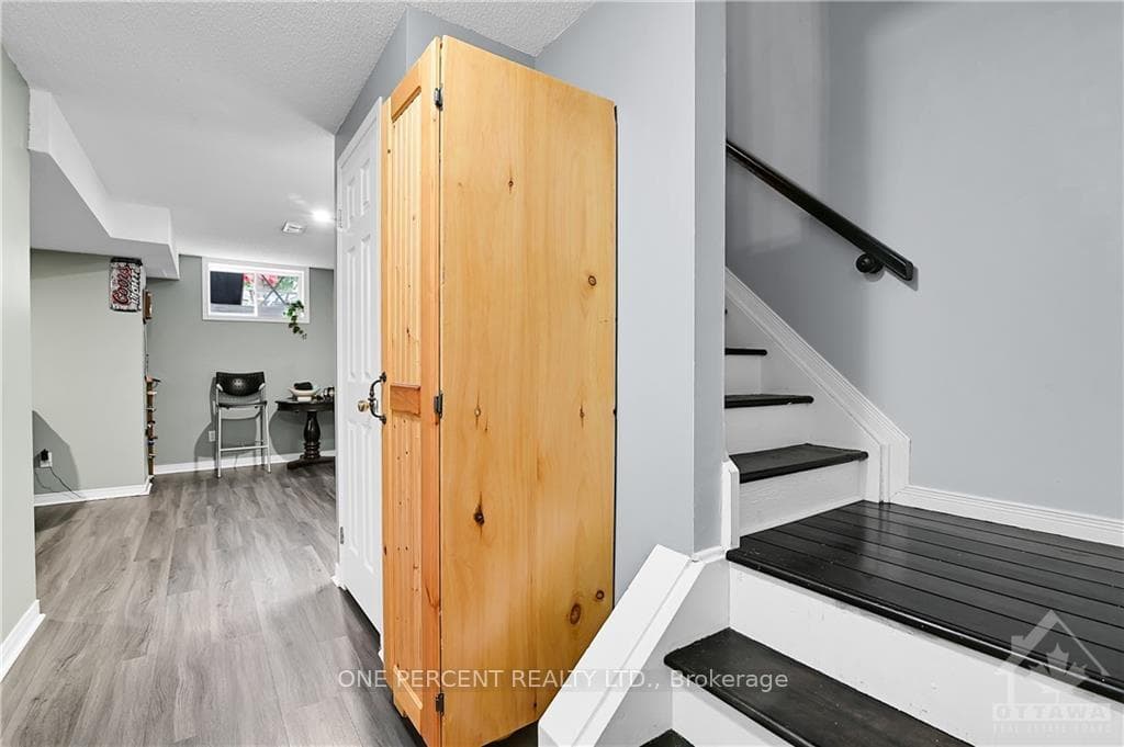 468 LAWLER Crescent photo 23