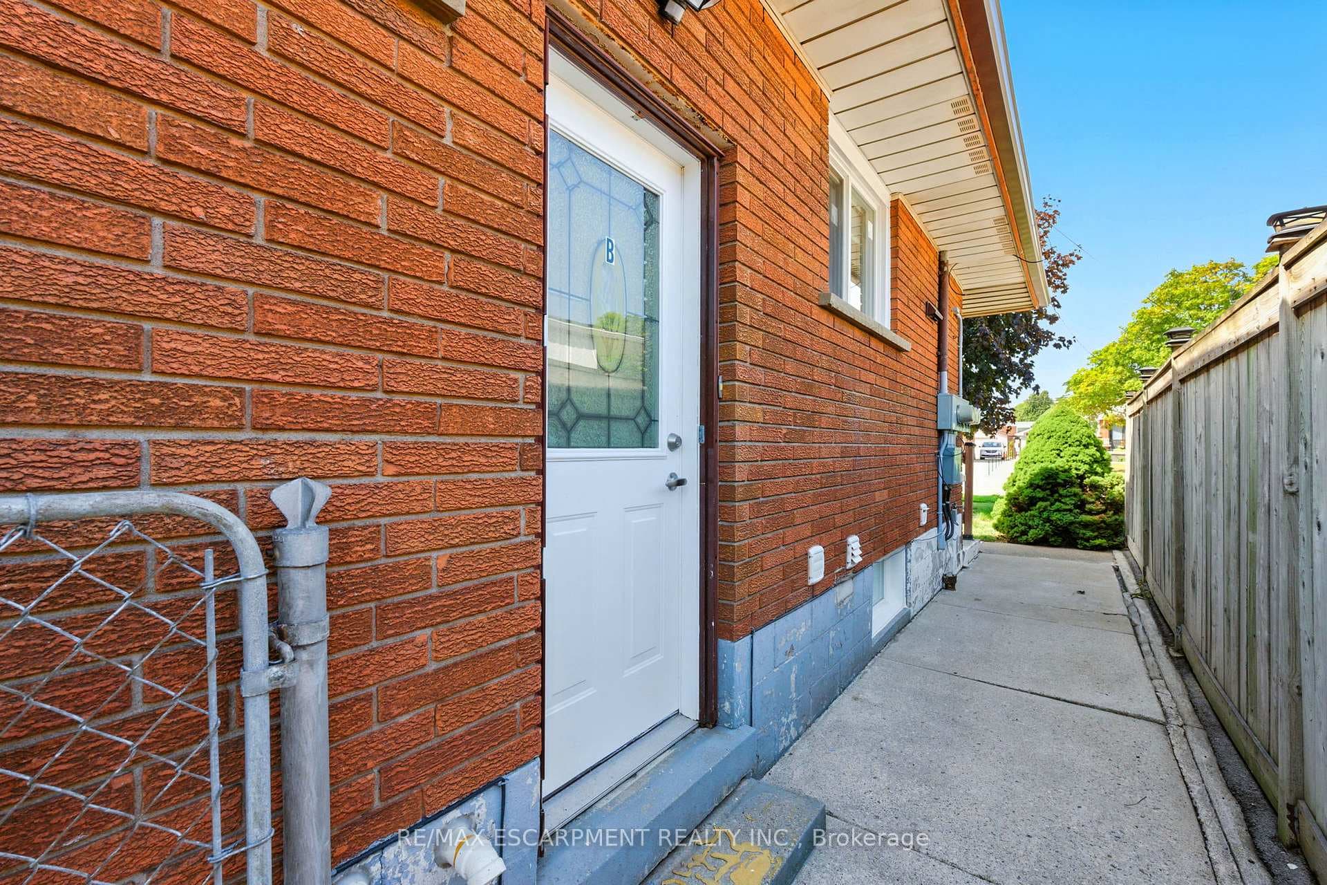 929 Upper Ottawa Street Unit B photo 2