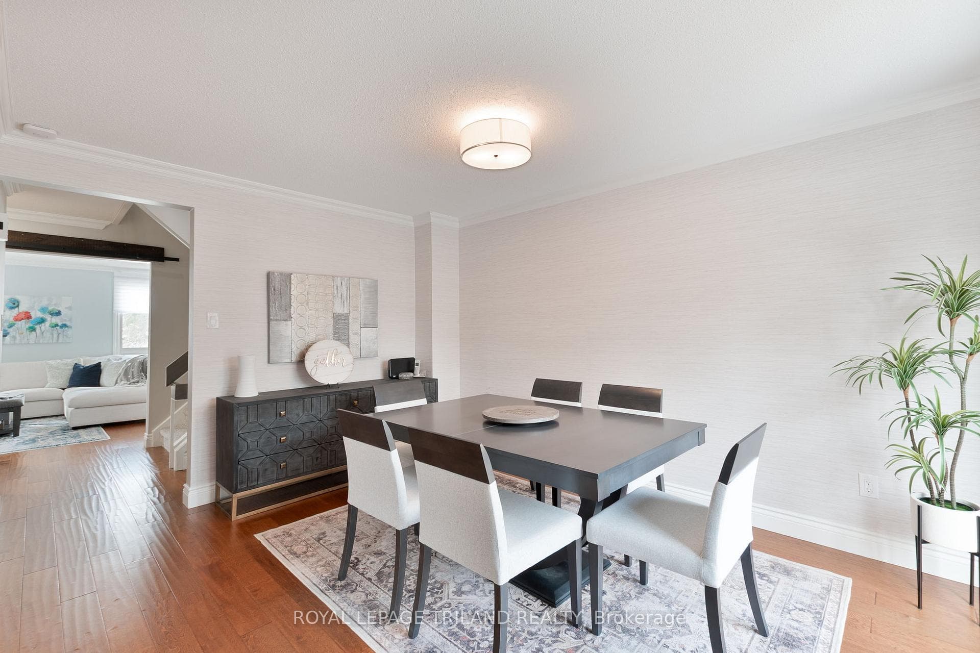 363 EVERGLADE Crescent photo 7