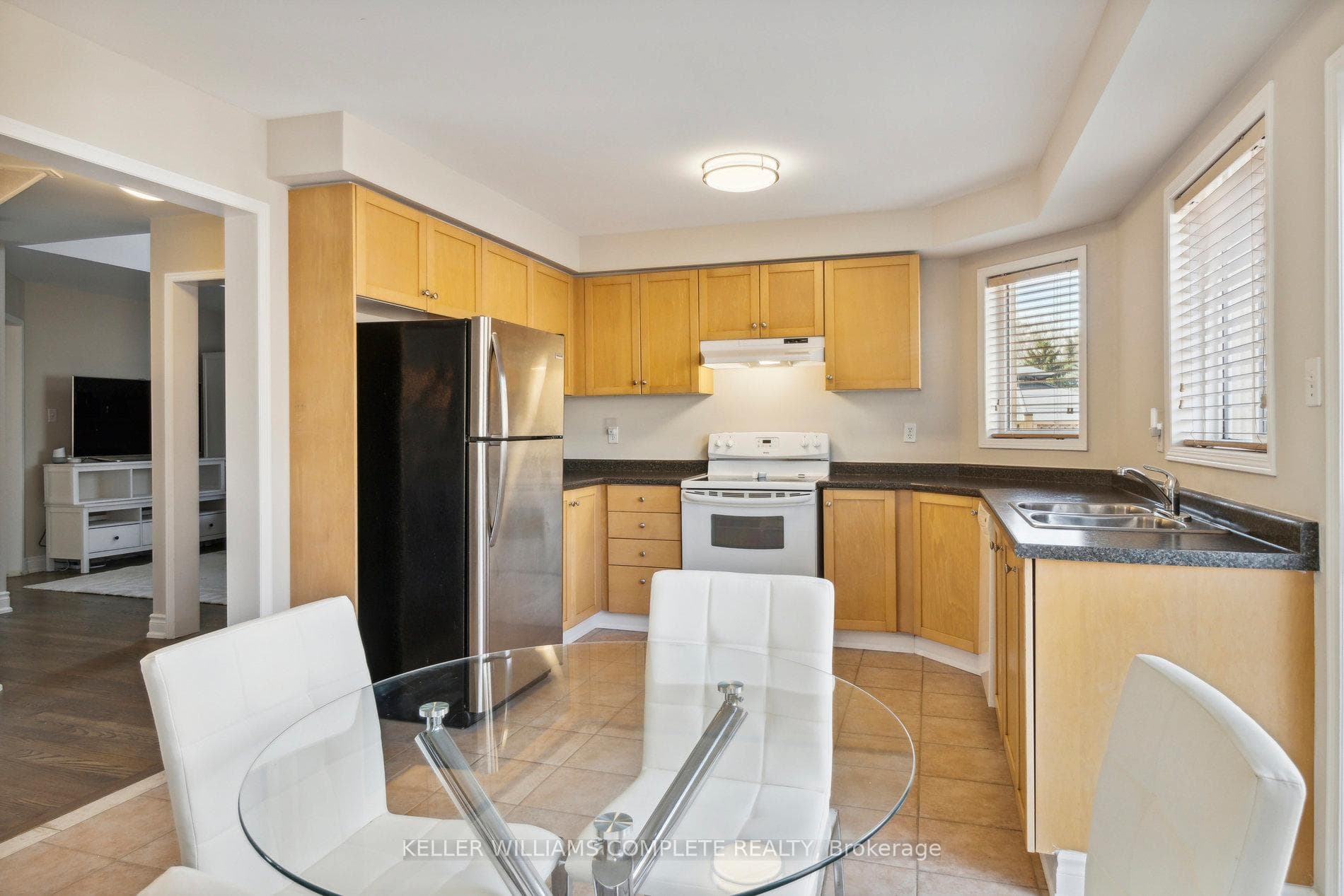 8 Henderson Crescent photo 15