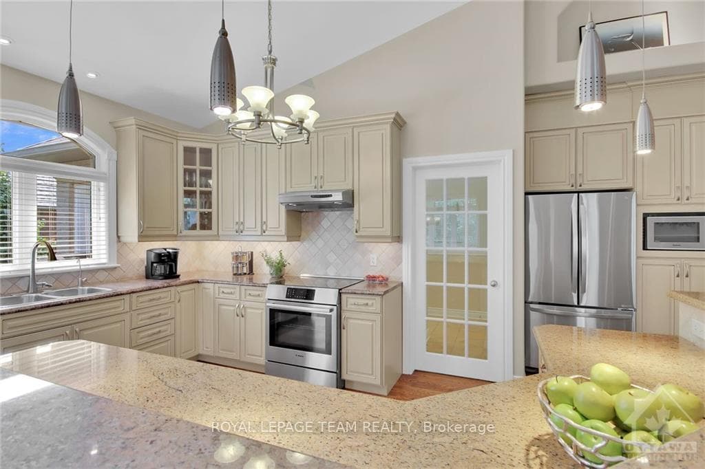 1122 PEGASUS Crescent photo 13