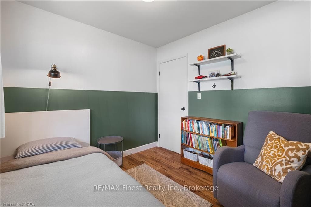189 CAMBERLEY Crescent photo 13