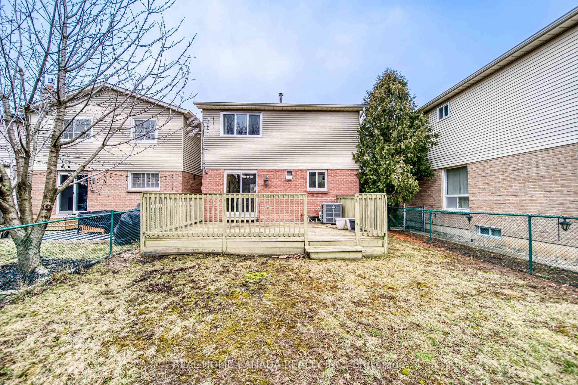 6051 Fullerton Crescent photo 27