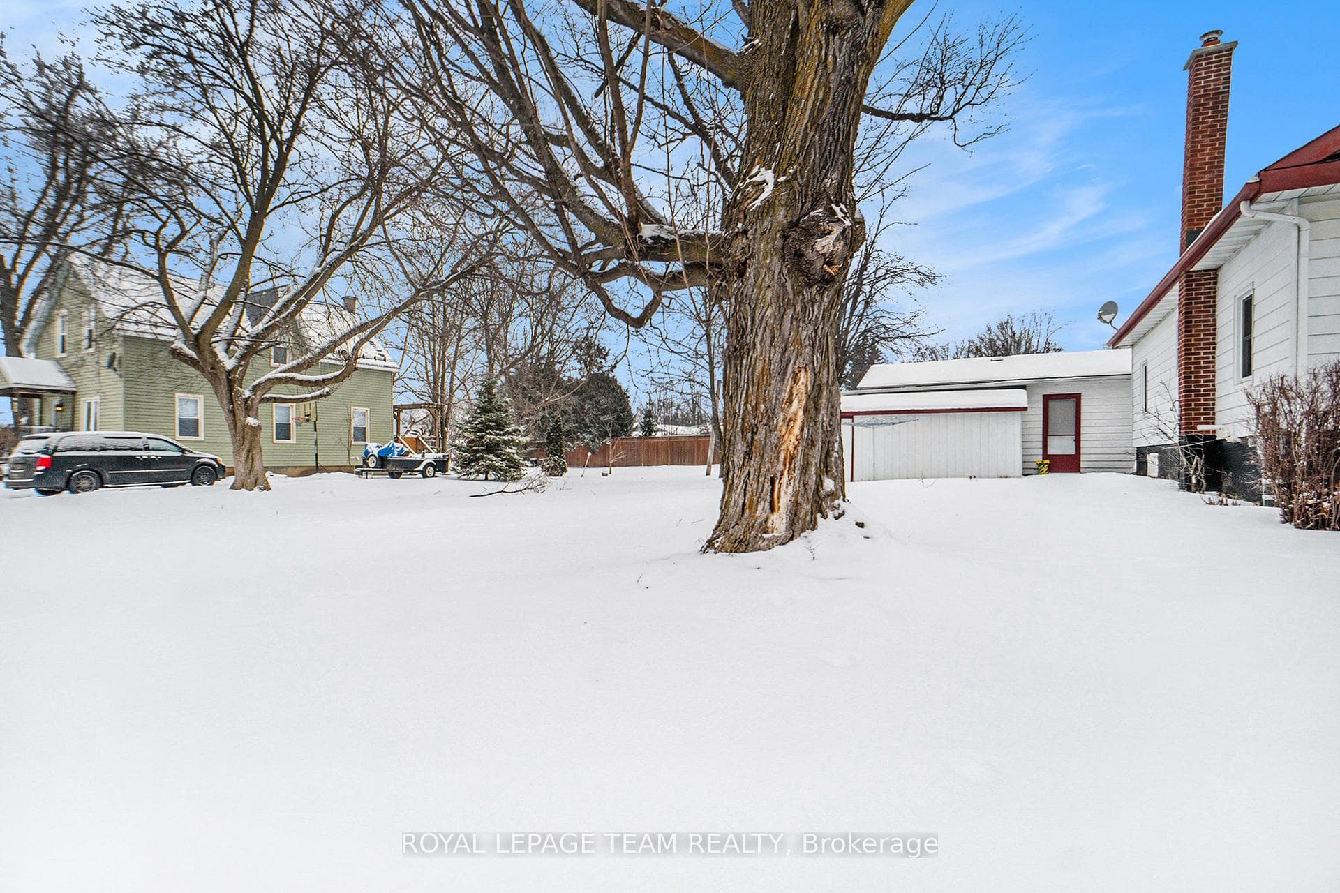 530 Cass Crescent photo 24