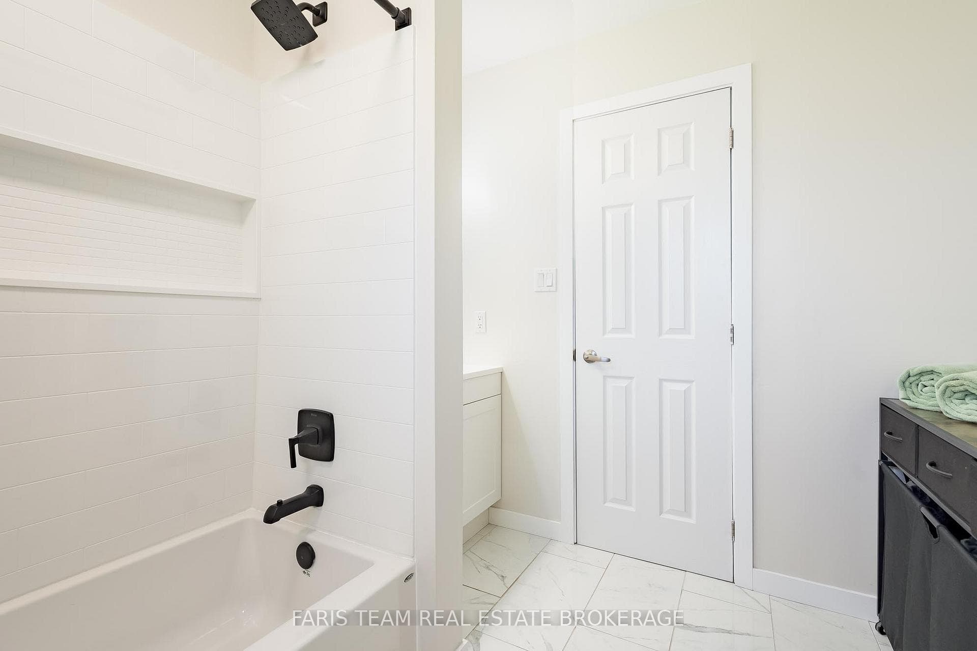 201 Parkside Crescent photo 18