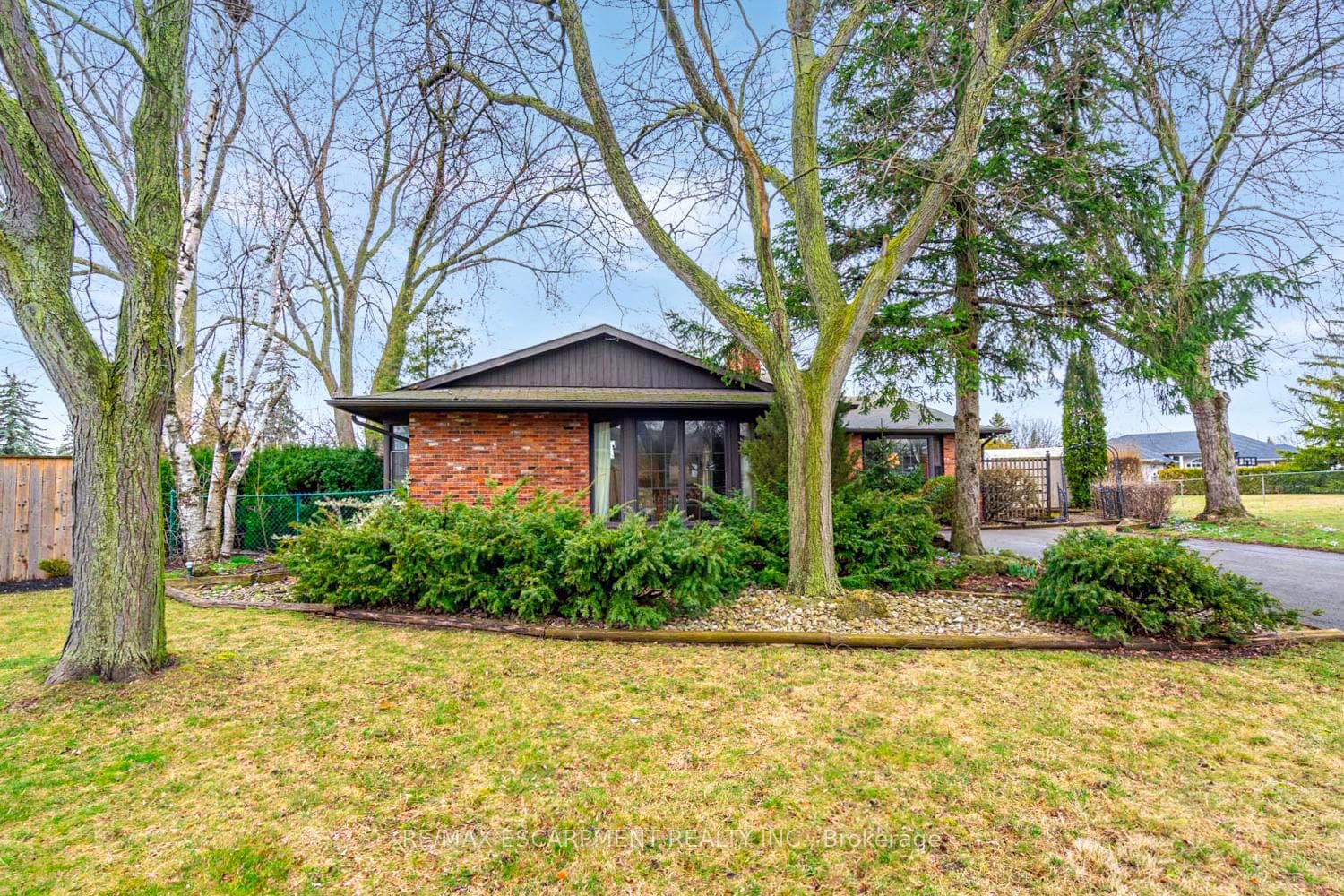 27 Beacon Hill Drive photo 3
