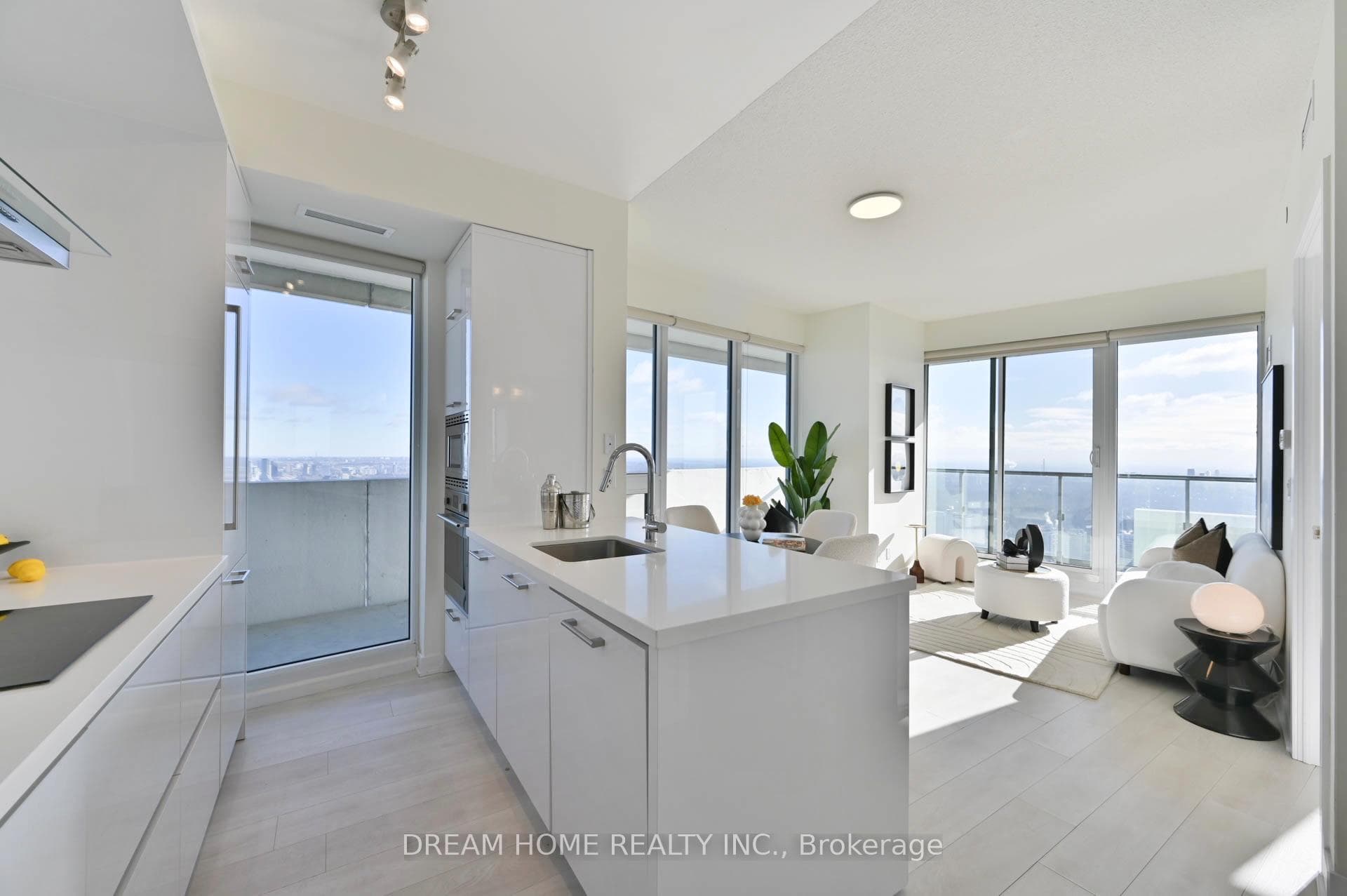 2221 Yonge Street Unit 5303 photo 14