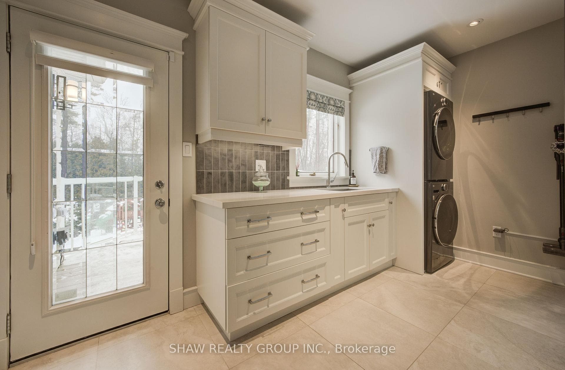 988 Stonebrook Road photo 12