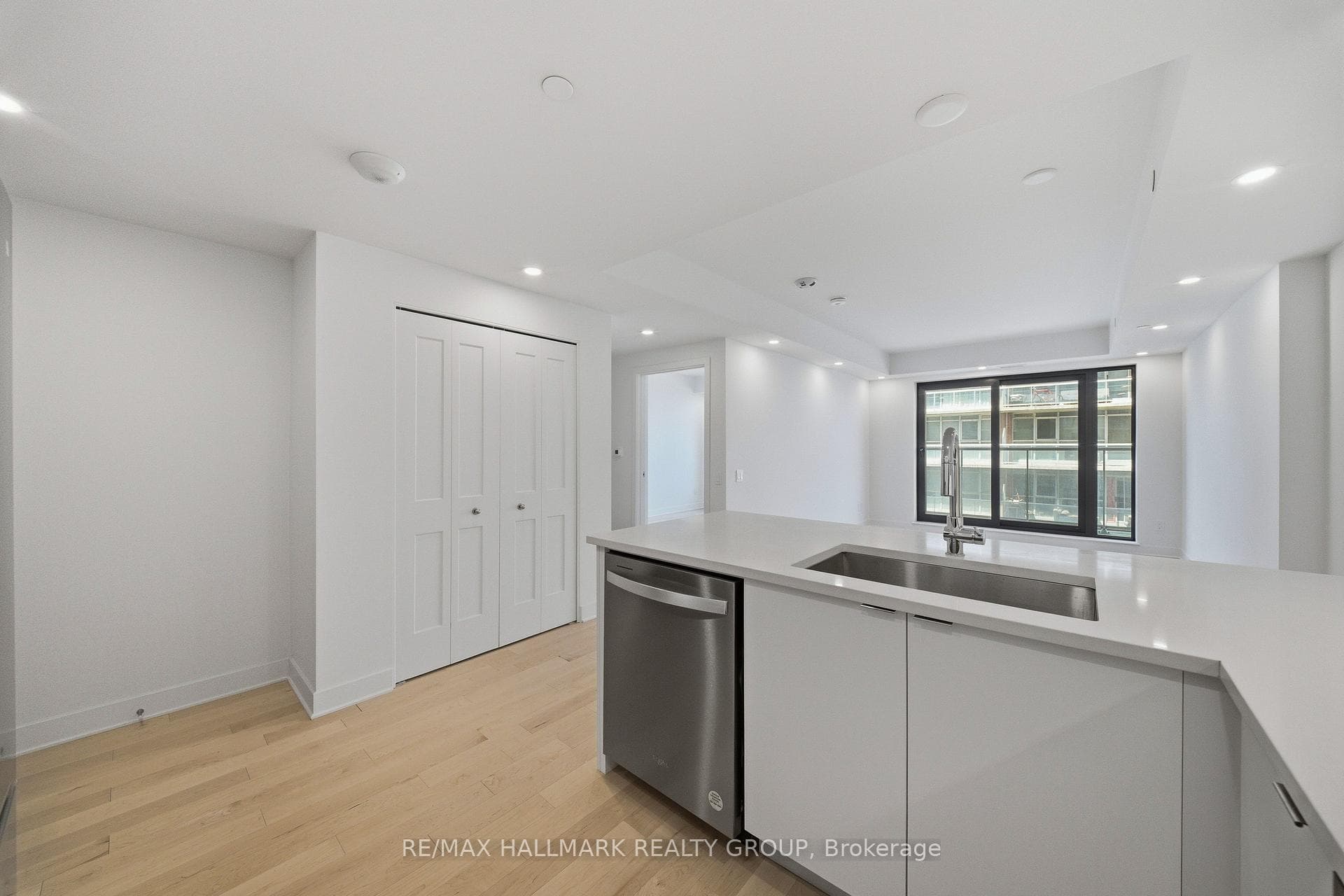 180 George Street Unit 1703 photo 5