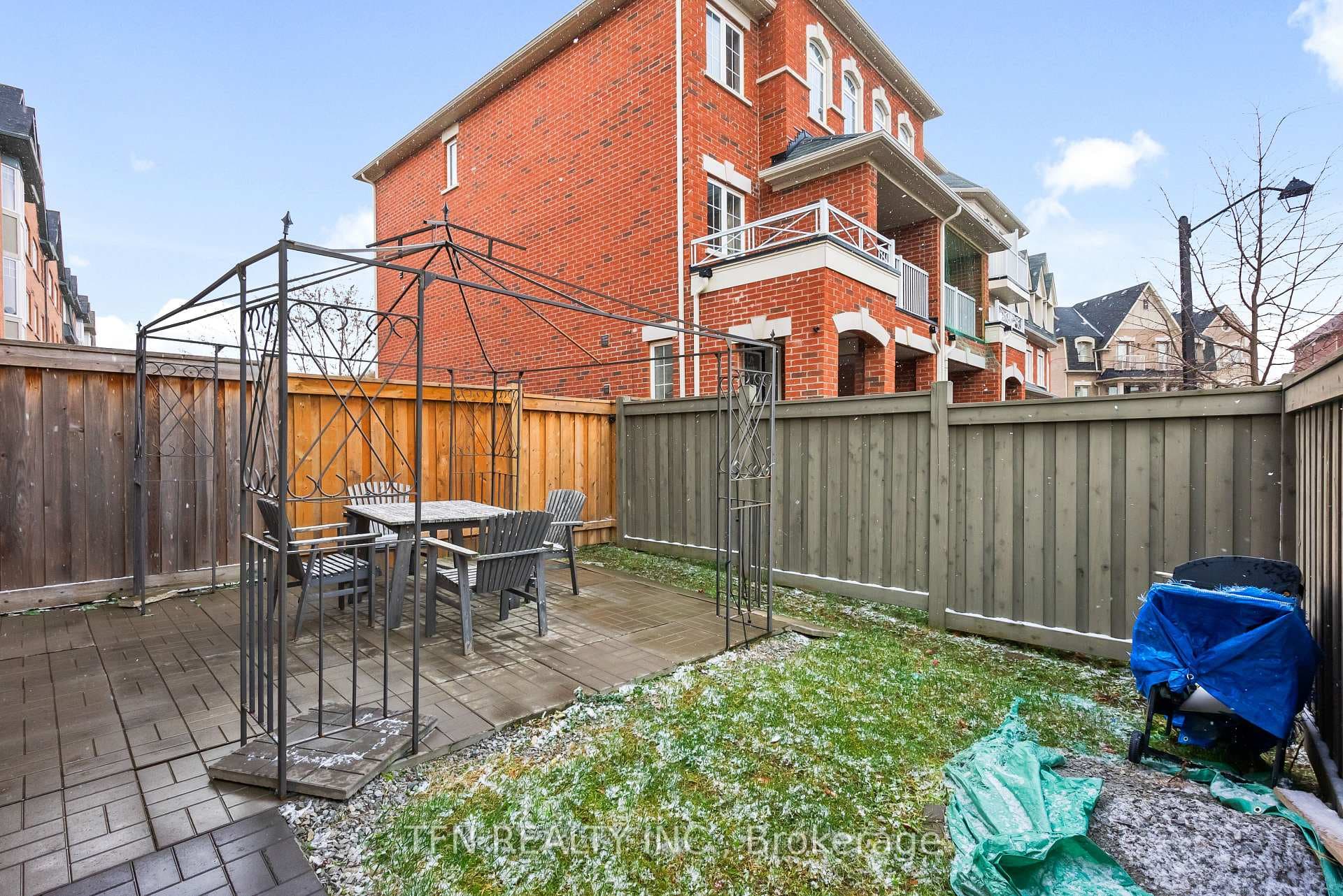 2 Shiff Crescent photo 41