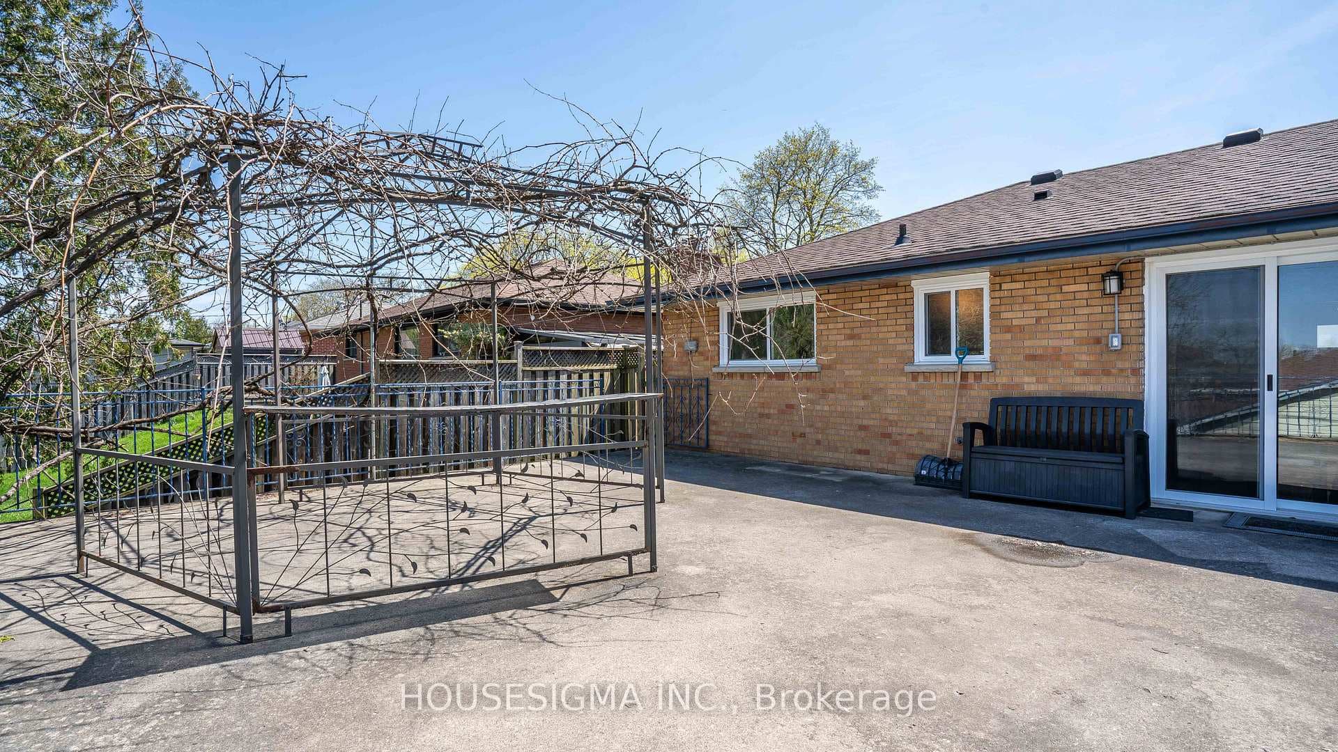 286 Burlington Crescent photo 31
