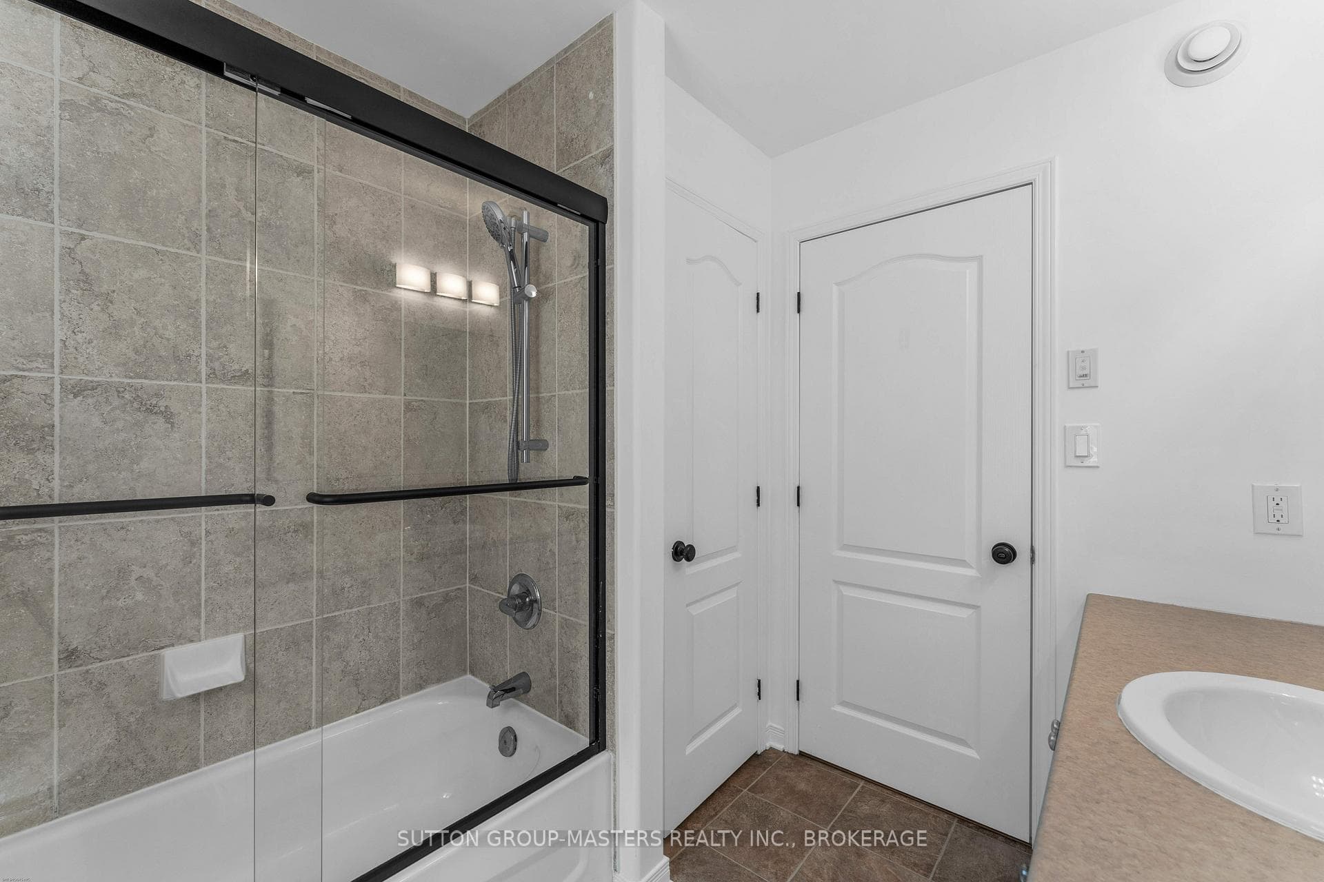 1521 Crimson Crescent photo 27