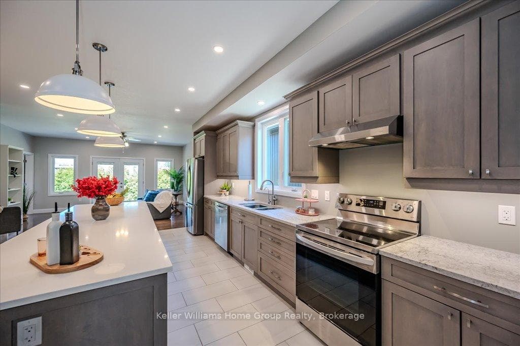 479 St George Street photo 10