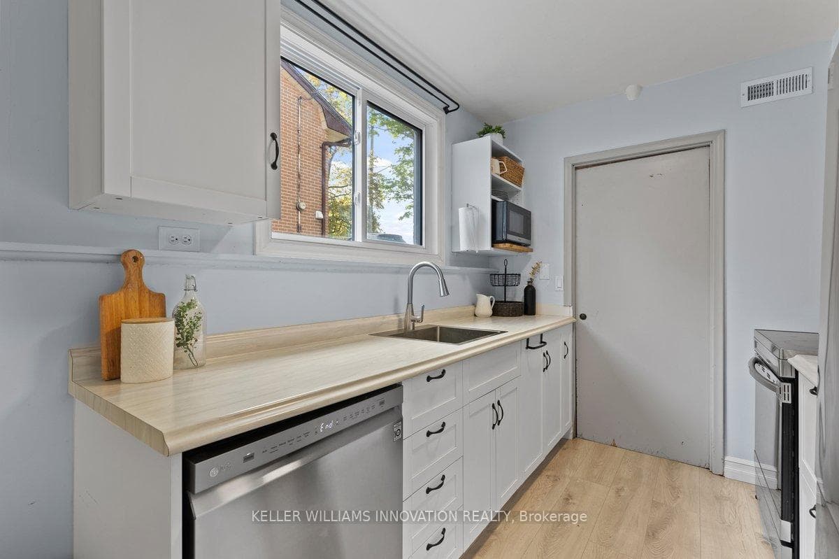 972 Warwick Street photo 9